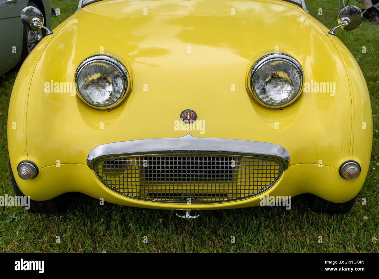 Fort Washington, PA - 3 juin 2023 : avant d'une automobile jaune Austin-Healey Sprite. Le Sprite a été surnommé «frogeye» au Royaume-Uni et t Banque D'Images
