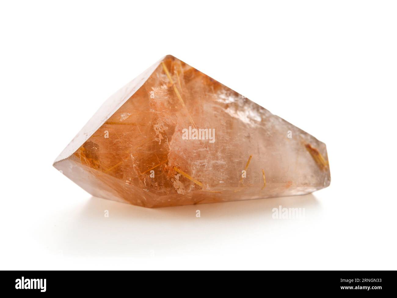 Roche de quartz minéral avec rutile isolé sur un fond blanc Banque D'Images