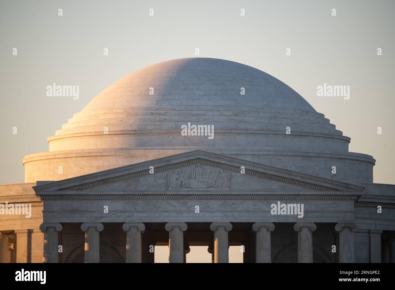 Jefferson Memorial Dome Washington DC // WASHINGTON DC — le Jefferson Memorial est un monument emblématique le long du Tidal Basin, dédié au troisième président des États-Unis, Thomas Jefferson. Il symbolise le respect et l'admiration de la nation pour le principal auteur de la Déclaration d'indépendance et sa vision de la démocratie. Banque D'Images Jefferson Memorial Dome Washington DC // WASHINGTON DC — le Jefferson Memorial est un monument emblématique le long du Tidal Basin, dédié au troisième président des États-Unis, Thomas Jefferson. Il symbolise le respect et l'admiration de la nation pour le principal auteur de la Déclaration d'indépendance et sa vision de la démocratie. Banque D'Images