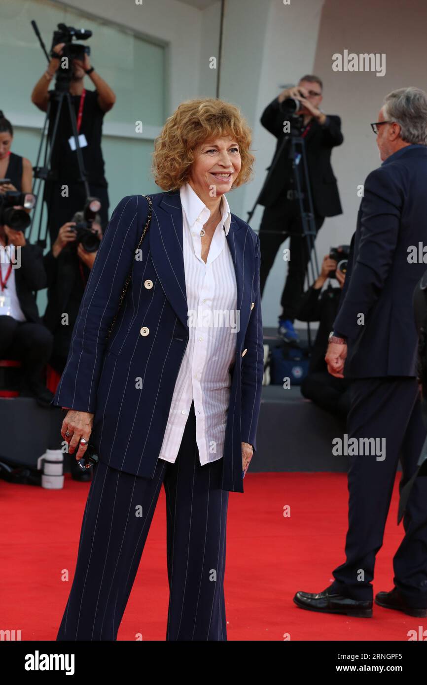 Venise, Italie, 1 septembre 2023. Anna Galiena arrive sur le tapis rouge pour la projection du film Felicità gala au 80e Festival International du film de Venise à Venise, en Italie. Crédit : Doreen Kennedy/Alamy Live News. Banque D'Images