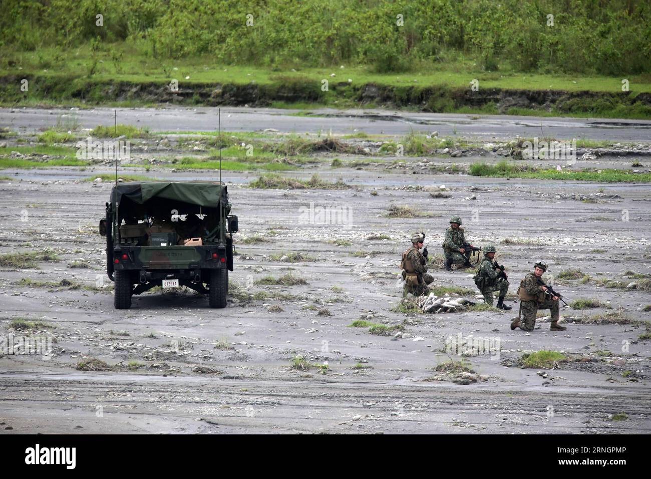 (161010) -- PROVINCE DE TARLAC (PHILIPPINES), 10 octobre 2016 -- des marines américains et des troupes Philippines participent à un exercice militaire conjoint à tir réel dans le cadre de l'exercice de débarquement amphibie 2016 (PHIBLEX) dans la province de Tarlac, Philippines, le 10 octobre 2016. Au moins 1 400 marines américains basés à Okinawa, au Japon, et 500 soldats philippins ont participé au PHIBLEX de cette année qui a eu lieu du 4 au 12 octobre. (Sxk) PHILIPPINES-PROVINCE DE TARLAC-États-Unis-PHIBLEX-EXERCICE MILITAIRE DE TIR RÉEL RouellexUmali PUBLICATIONxNOTxINxCHN province de Tarlac Philippines OCT 10 2016 U S Marines et Philippines Banque D'Images