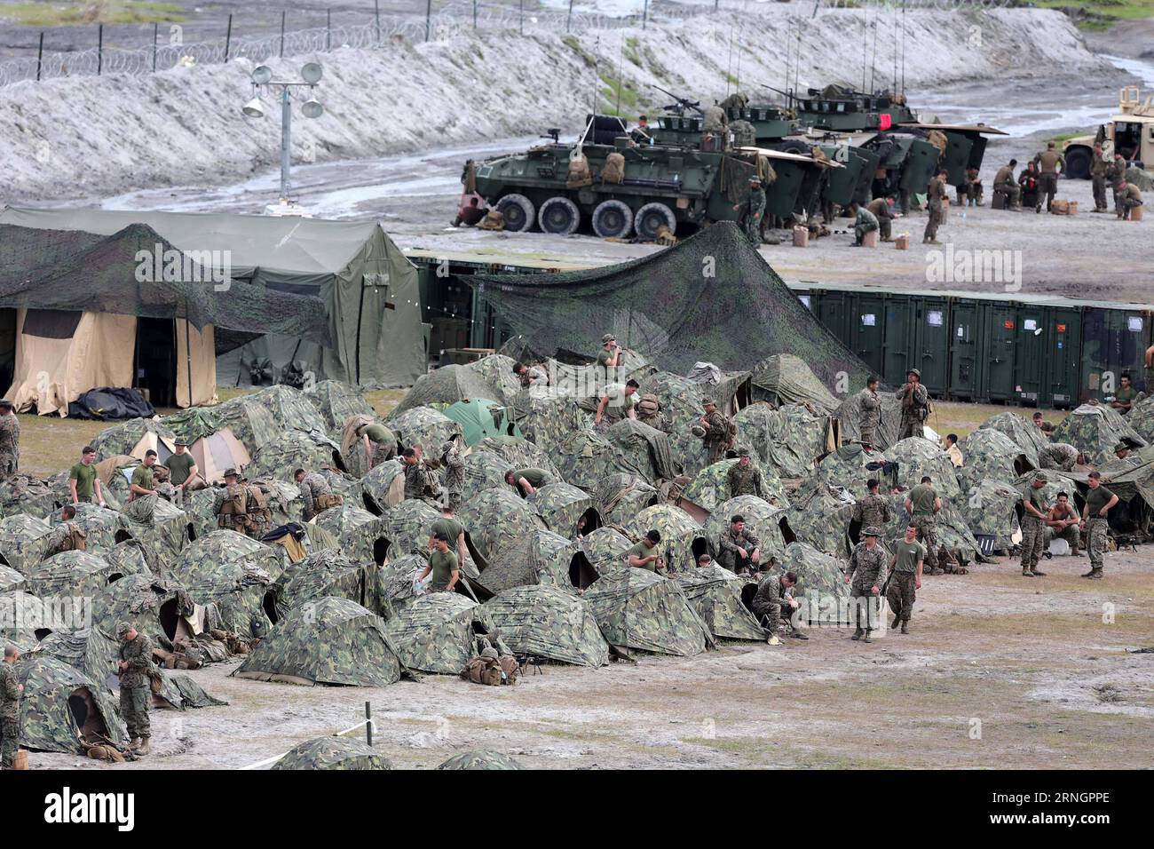 (161010) -- PROVINCE DE TARLAC (PHILIPPINES), 10 octobre 2016 -- les marines américains et les troupes Philippines se préparent pour un exercice militaire conjoint à tir réel dans le cadre de l'exercice de débarquement amphibie 2016 (PHIBLEX) dans la province de Tarlac, Philippines, le 10 octobre 2016. Au moins 1 400 marines américains basés à Okinawa, au Japon, et 500 soldats philippins ont participé au PHIBLEX de cette année qui a eu lieu du 4 au 12 octobre. (Sxk) PHILIPPINES-PROVINCE DE TARLAC-U.S.-PHIBLEX-EXERCICE MILITAIRE DE TIR RÉEL RouellexUmali PUBLICATIONxNOTxINxCHN province de Tarlac Philippines OCT 10 2016 U S Marines et Philippine Tro Banque D'Images