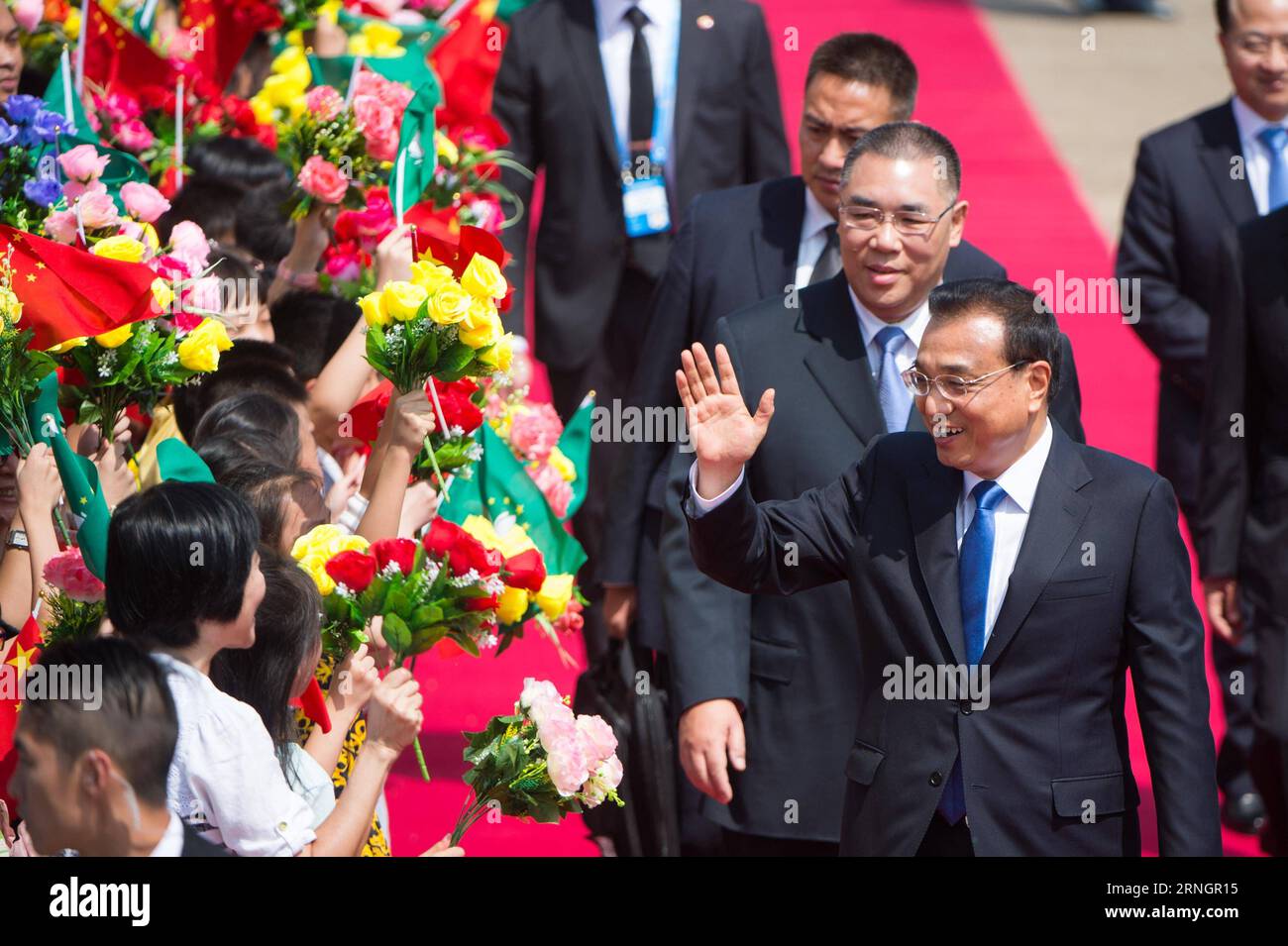 (161010) -- MACAO, 10 octobre 2016 -- le premier ministre chinois Li Keqiang arrive dans la région administrative spéciale de Macao pour une visite d'inspection de trois jours et pour assister à l'ouverture de la cinquième Conférence ministérielle du Forum pour la coopération économique et commerciale entre la Chine et les pays lusophones à Macao, dans le sud de la Chine, le 10 octobre 2016. ) (Yxb) CHINA-MACAO-LI KEQIANG-INSPECTION TOUR(CN) CheongxKamxKa PUBLICATIONxNOTxINxCHN Macao OCT 10 2016 le Premier ministre chinois quitte Keqiang arrive dans la région administrative spéciale de Macao pour une visite d'inspection de trois jours et pour assister à l'ouverture de la Cinquième Banque D'Images