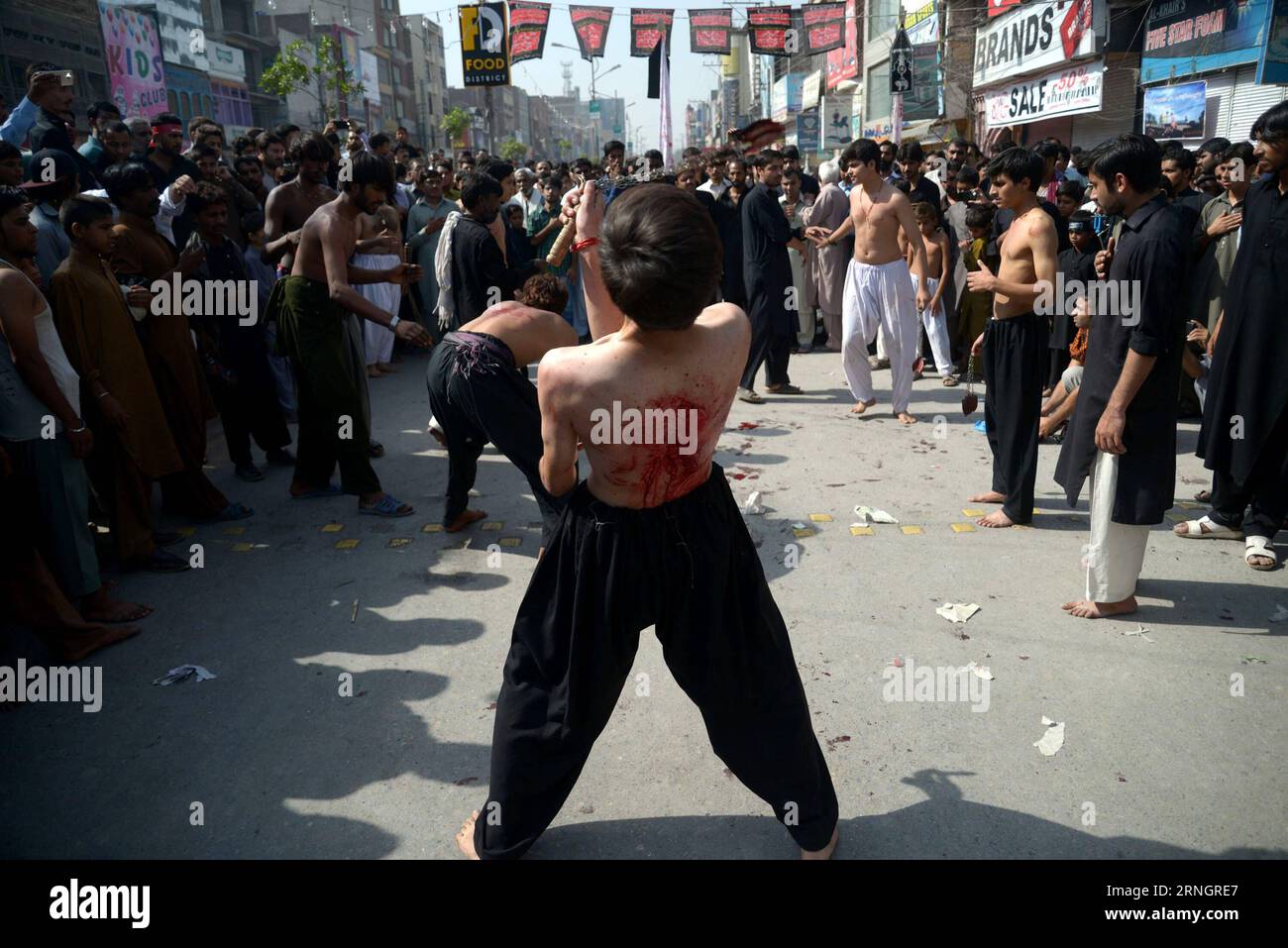 Muharram Trauerzeremonie à Islamabad im Gedenken an Hussein ibn Ali (161011) -- PESHAWAR, 11 octobre 2016 -- les musulmans chiites pakistanais se flagellent lors d'une procession le 9e jour de Muharram dans le nord-ouest du Pakistan Peshawar, le 11 octobre 2016. Le mois islamique de Mouharram marque le martyre de l Imam Hussein, petit-fils du Prophète Mohammad, tué dans une bataille à Karbala dans l Irak actuel au 7e siècle. (cyc) PAKISTAN-PESHAWAR-MUHARRAM UmarxQayyum PUBLICATIONxNOTxINxCHN MUHARRAM cérémonie de deuil à Islamabad en souvenir de Hussein Ibn Ali Peshawar OCT 11 2016 Pakistanais Banque D'Images