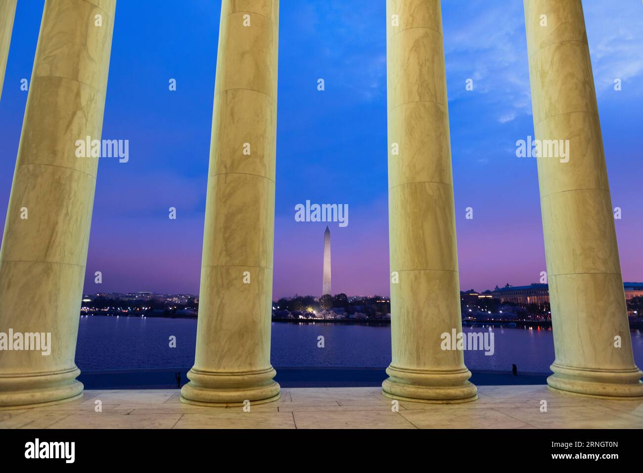 Jefferson Memorial Columns Washington DC // WASHINGTON DC — le Jefferson Memorial est un monument emblématique le long du Tidal Basin, dédié au troisième président des États-Unis, Thomas Jefferson. Il symbolise le respect et l'admiration de la nation pour le principal auteur de la Déclaration d'indépendance et sa vision de la démocratie. Banque D'Images Jefferson Memorial Columns Washington DC // WASHINGTON DC — le Jefferson Memorial est un monument emblématique le long du Tidal Basin, dédié au troisième président des États-Unis, Thomas Jefferson. Il symbolise le respect et l'admiration de la nation pour le principal auteur de la Déclaration d'indépendance et sa vision de la démocratie. Banque D'Images