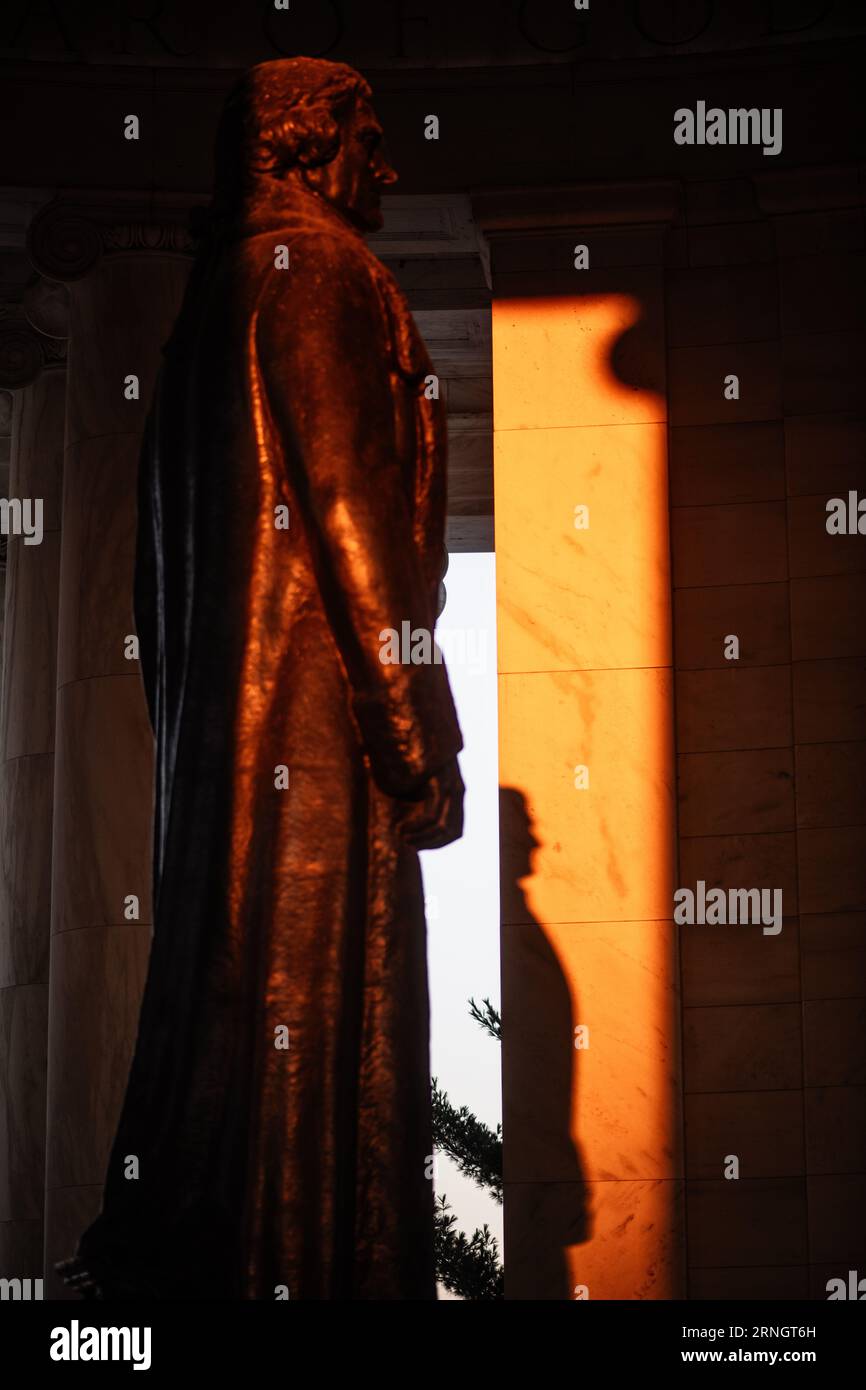 Jefferson Memorial Washington DC // WASHINGTON DC — le Jefferson Memorial est un monument emblématique le long du Tidal Basin, dédié au troisième président des États-Unis, Thomas Jefferson. Il symbolise le respect et l'admiration de la nation pour le principal auteur de la Déclaration d'indépendance et sa vision de la démocratie. Banque D'Images Jefferson Memorial Washington DC // WASHINGTON DC — le Jefferson Memorial est un monument emblématique le long du Tidal Basin, dédié au troisième président des États-Unis, Thomas Jefferson. Il symbolise le respect et l'admiration de la nation pour le principal auteur de la Déclaration d'indépendance et sa vision de la démocratie. Banque D'Images