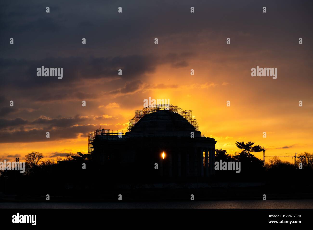 Jefferson Memorial Sunset Washington DC // WASHINGTON DC — le Jefferson Memorial est un monument emblématique le long du Tidal Basin, dédié au troisième président des États-Unis, Thomas Jefferson. Il symbolise le respect et l'admiration de la nation pour le principal auteur de la Déclaration d'indépendance et sa vision de la démocratie. Banque D'Images Jefferson Memorial Sunset Washington DC // WASHINGTON DC — le Jefferson Memorial est un monument emblématique le long du Tidal Basin, dédié au troisième président des États-Unis, Thomas Jefferson. Il symbolise le respect et l'admiration de la nation pour le principal auteur de la Déclaration d'indépendance et sa vision de la démocratie. Banque D'Images