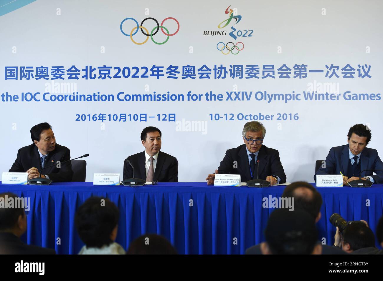 -- BEIJING, octobre 12. 2016 -- le vice-président du CIO, Juan Antonio Samaranch Salisachs (2e R), prend la parole lors de la conférence de presse de la 1e réunion de la commission de coordination du CIO pour les XXIVes Jeux Olympiques d’hiver de Beijing 2022 à Beijing, capitale de la Chine, le 12 octobre 2016.) (SP)CHINE-BEIJING-2022 JEUX OLYMPIQUES D'HIVER-COMMISSION DE COORDINATION du CIO-CONFÉRENCE DE PRESSE (CN) JuxHuanzong PUBLICATIONxNOTxINxCHN Beijing OCT 12 2016 le vice-président du CIO Juan Antonio Samaranch 2e r intervient lors de la conférence de presse de la 1e réunion de la commission de coordination du CIO pour les XXIVes Jeux Olympiques d'hiver BEI Banque D'Images