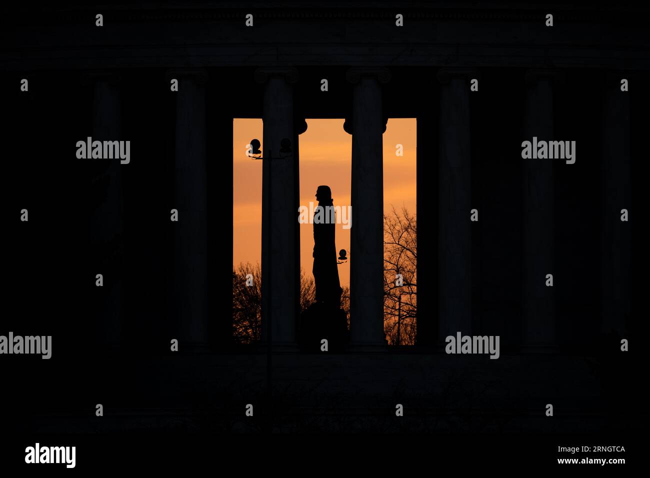 Jefferson Memorial Thomas Jefferson Statue Washington DC // WASHINGTON DC — le Jefferson Memorial est un monument emblématique le long du Tidal Basin, dédié au troisième président des États-Unis, Thomas Jefferson. Il symbolise le respect et l'admiration de la nation pour le principal auteur de la Déclaration d'indépendance et sa vision de la démocratie. Banque D'Images Jefferson Memorial Thomas Jefferson Statue Washington DC // WASHINGTON DC — le Jefferson Memorial est un monument emblématique le long du Tidal Basin, dédié au troisième président des États-Unis, Thomas Jefferson. Il symbolise le respect et l'admiration de la nation pour le principal auteur de la Déclaration d'indépendance et sa vision de la démocratie. Banque D'Images