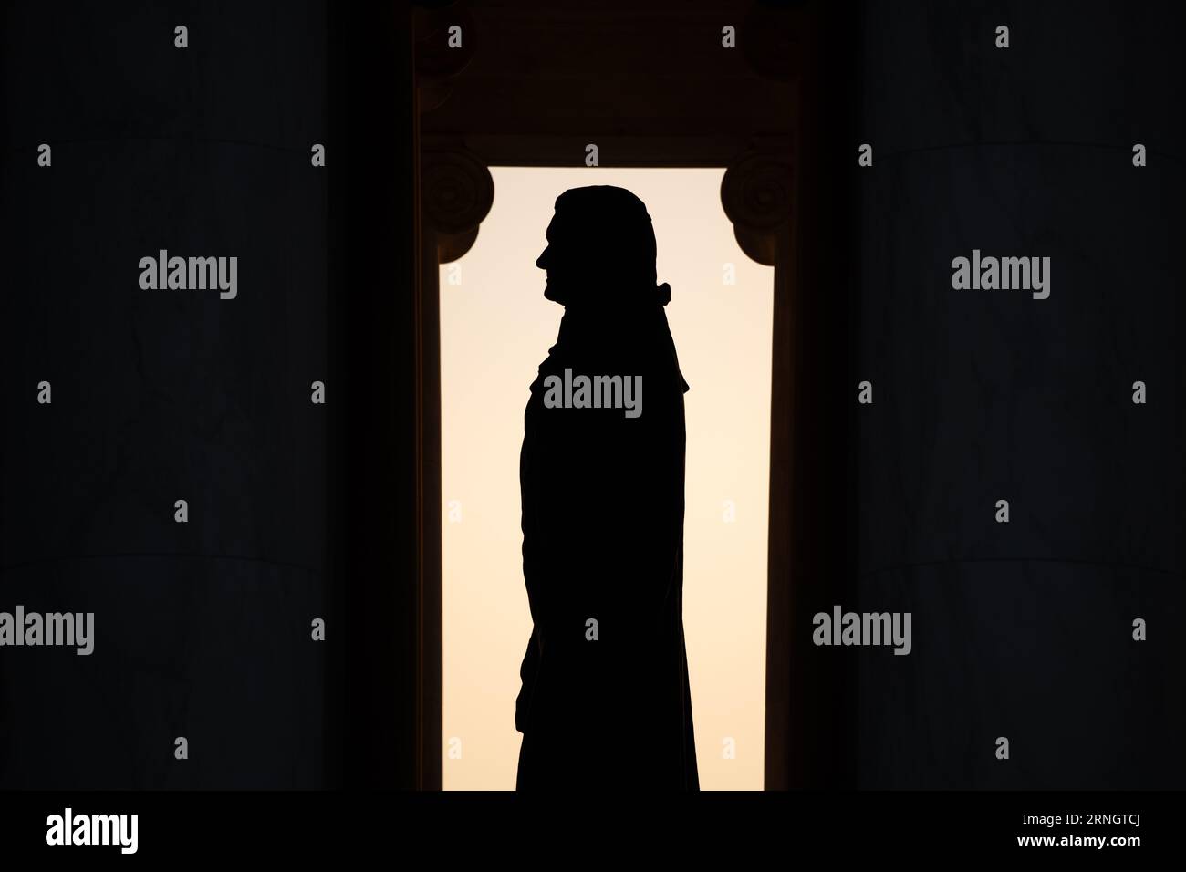 Jefferson Memorial Statue Washington DC // WASHINGTON DC — le Jefferson Memorial est un monument emblématique le long du Tidal Basin, dédié au troisième président des États-Unis, Thomas Jefferson. Il symbolise le respect et l'admiration de la nation pour le principal auteur de la Déclaration d'indépendance et sa vision de la démocratie. Banque D'Images Jefferson Memorial Statue Washington DC // WASHINGTON DC — le Jefferson Memorial est un monument emblématique le long du Tidal Basin, dédié au troisième président des États-Unis, Thomas Jefferson. Il symbolise le respect et l'admiration de la nation pour le principal auteur de la Déclaration d'indépendance et sa vision de la démocratie. Banque D'Images