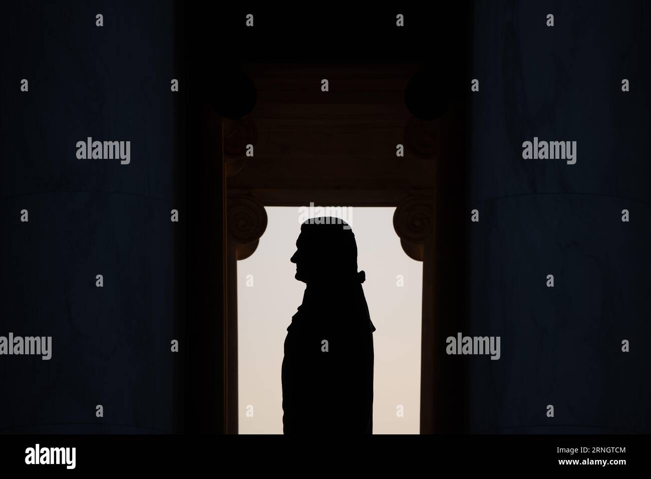 Jefferson Memorial Thomas Jefferson Statue Washington DC // WASHINGTON DC — le Jefferson Memorial est un monument emblématique le long du Tidal Basin, dédié au troisième président des États-Unis, Thomas Jefferson. Il symbolise le respect et l'admiration de la nation pour le principal auteur de la Déclaration d'indépendance et sa vision de la démocratie. Banque D'Images Jefferson Memorial Thomas Jefferson Statue Washington DC // WASHINGTON DC — le Jefferson Memorial est un monument emblématique le long du Tidal Basin, dédié au troisième président des États-Unis, Thomas Jefferson. Il symbolise le respect et l'admiration de la nation pour le principal auteur de la Déclaration d'indépendance et sa vision de la démocratie. Banque D'Images