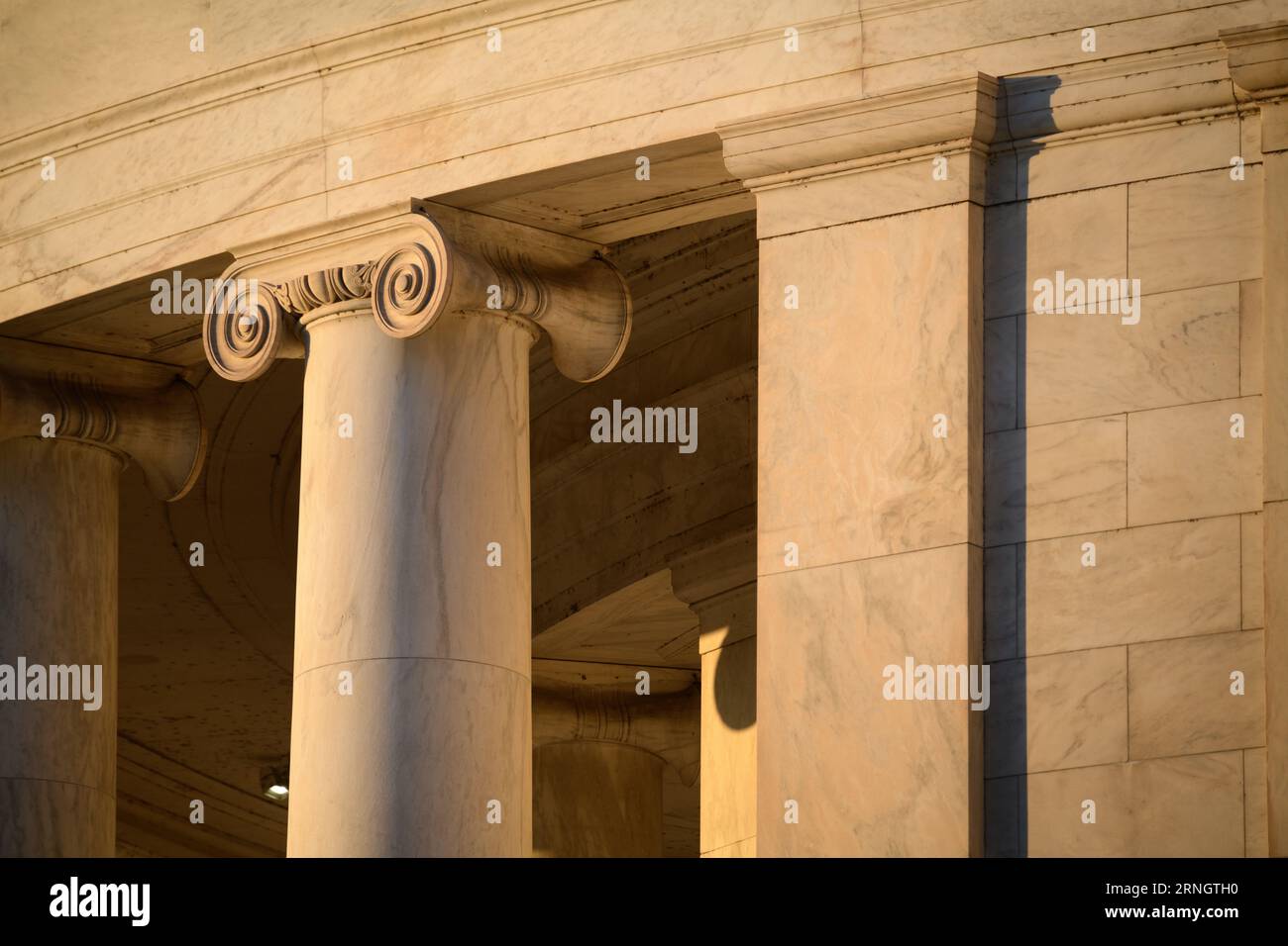 WASHINGTON DC, États-Unis — le Jefferson Memorial est un monument emblématique le long du Tidal Basin, dédié au troisième président des États-Unis, Thomas Jefferson. Il symbolise le respect et l'admiration de la nation pour le principal auteur de la Déclaration d'indépendance et sa vision de la démocratie. Banque D'Images