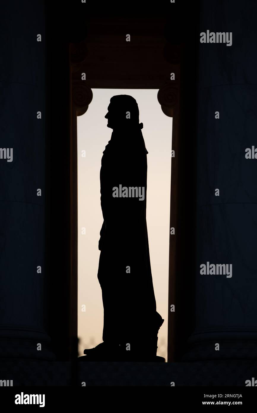 Jefferson Memorial Thomas Jefferson Statue Washington DC // WASHINGTON DC — le Jefferson Memorial est un monument emblématique le long du Tidal Basin, dédié au troisième président des États-Unis, Thomas Jefferson. Il symbolise le respect et l'admiration de la nation pour le principal auteur de la Déclaration d'indépendance et sa vision de la démocratie. Banque D'Images Jefferson Memorial Thomas Jefferson Statue Washington DC // WASHINGTON DC — le Jefferson Memorial est un monument emblématique le long du Tidal Basin, dédié au troisième président des États-Unis, Thomas Jefferson. Il symbolise le respect et l'admiration de la nation pour le principal auteur de la Déclaration d'indépendance et sa vision de la démocratie. Banque D'Images