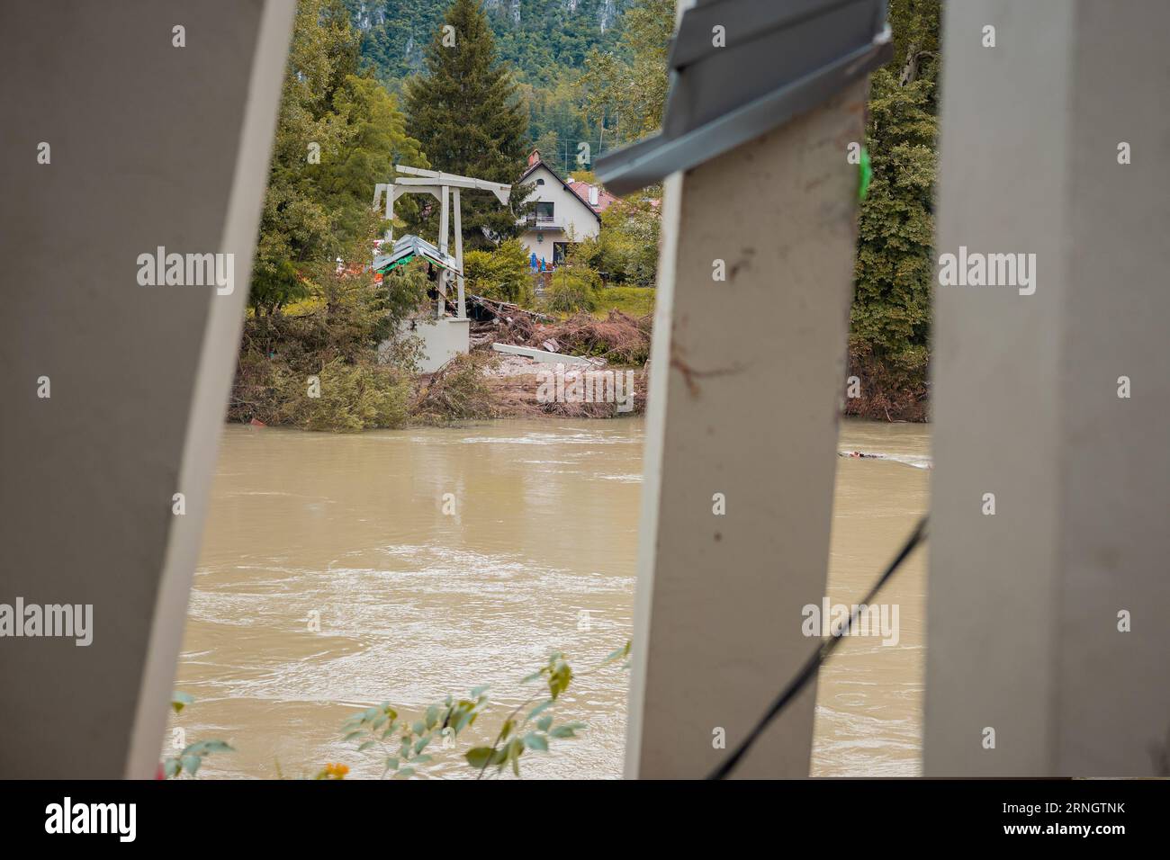 Vue du pont de corde effondré près de Medno à Ljubljana, après de fortes inondations qui ont frappé la slovénie à l'été 2023. Pont détruit au-dessus de la rivière Sava CLO Banque D'Images