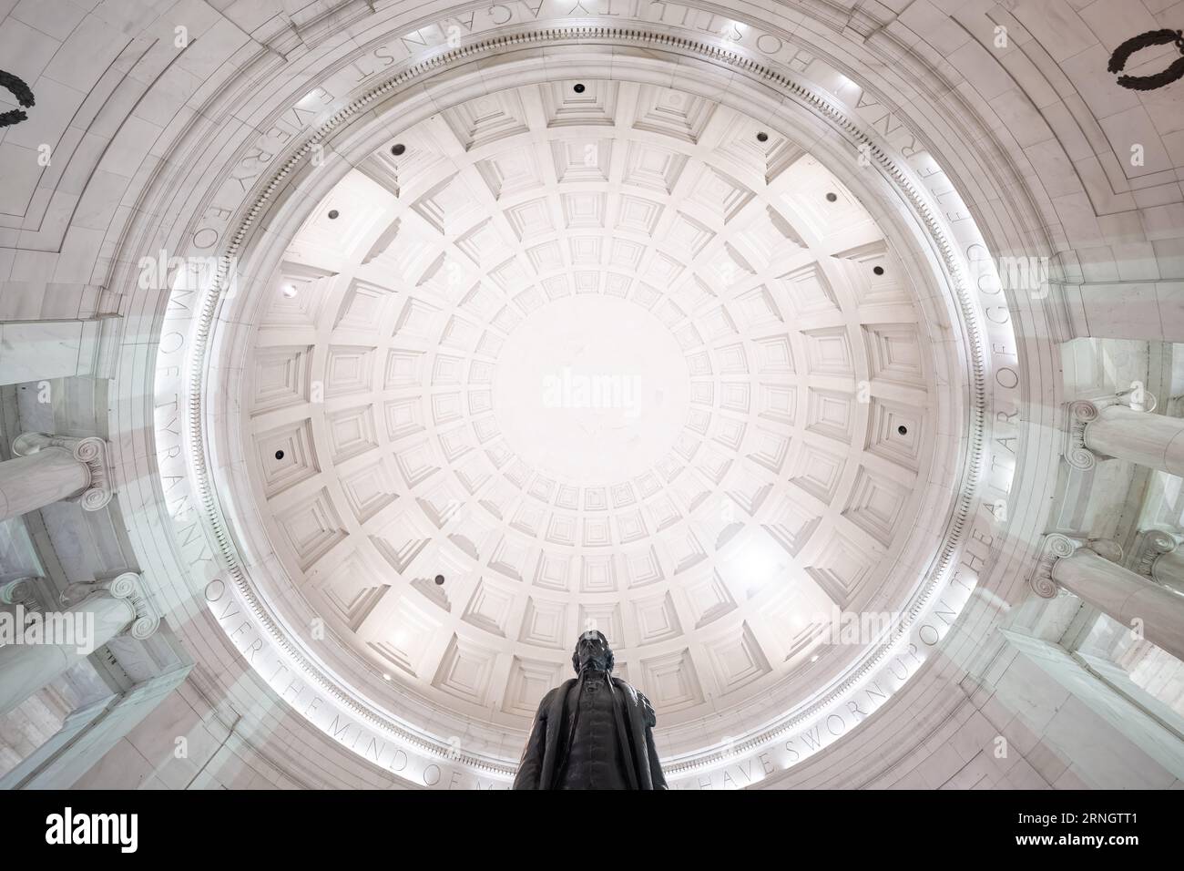 Jefferson Memorial Interior Dome Washington DC // WASHINGTON DC — le Jefferson Memorial est un monument emblématique le long du Tidal Basin, dédié au troisième président des États-Unis, Thomas Jefferson. Il symbolise le respect et l'admiration de la nation pour le principal auteur de la Déclaration d'indépendance et sa vision de la démocratie. Banque D'Images Jefferson Memorial Interior Dome Washington DC // WASHINGTON DC — le Jefferson Memorial est un monument emblématique le long du Tidal Basin, dédié au troisième président des États-Unis, Thomas Jefferson. Il symbolise le respect et l'admiration de la nation pour le principal auteur de la Déclaration d'indépendance et sa vision de la démocratie. Banque D'Images