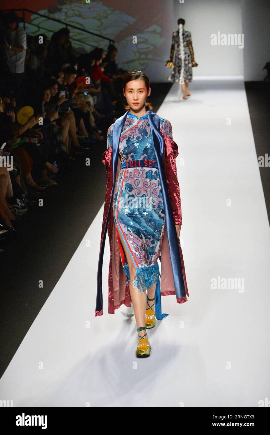 Shanghai Fashion week - Mukzin Modenschau (161013) -- SHANGHAI, 13 octobre 2016 -- Un mannequin présente une création de la marque Mukzin à Shanghai Fashion week, dans l'est de la Chine, le 13 octobre 2016.) (Yxb) CHINA-SHANGHAI-FASHION WEEK(CN) GuoxChangyao PUBLICATIONxNOTxINxCHN Shanghai Fashion week défilé de mode 161013 Shanghai OCT 13 2016 un modèle présente une création de marque À Shanghai Fashion week à Shanghai East China OCT 13 2016 yxb Chine Shanghai Fashion week CN GuoxChangyao PUBLICATIONxNOTxINxCHN Banque D'Images