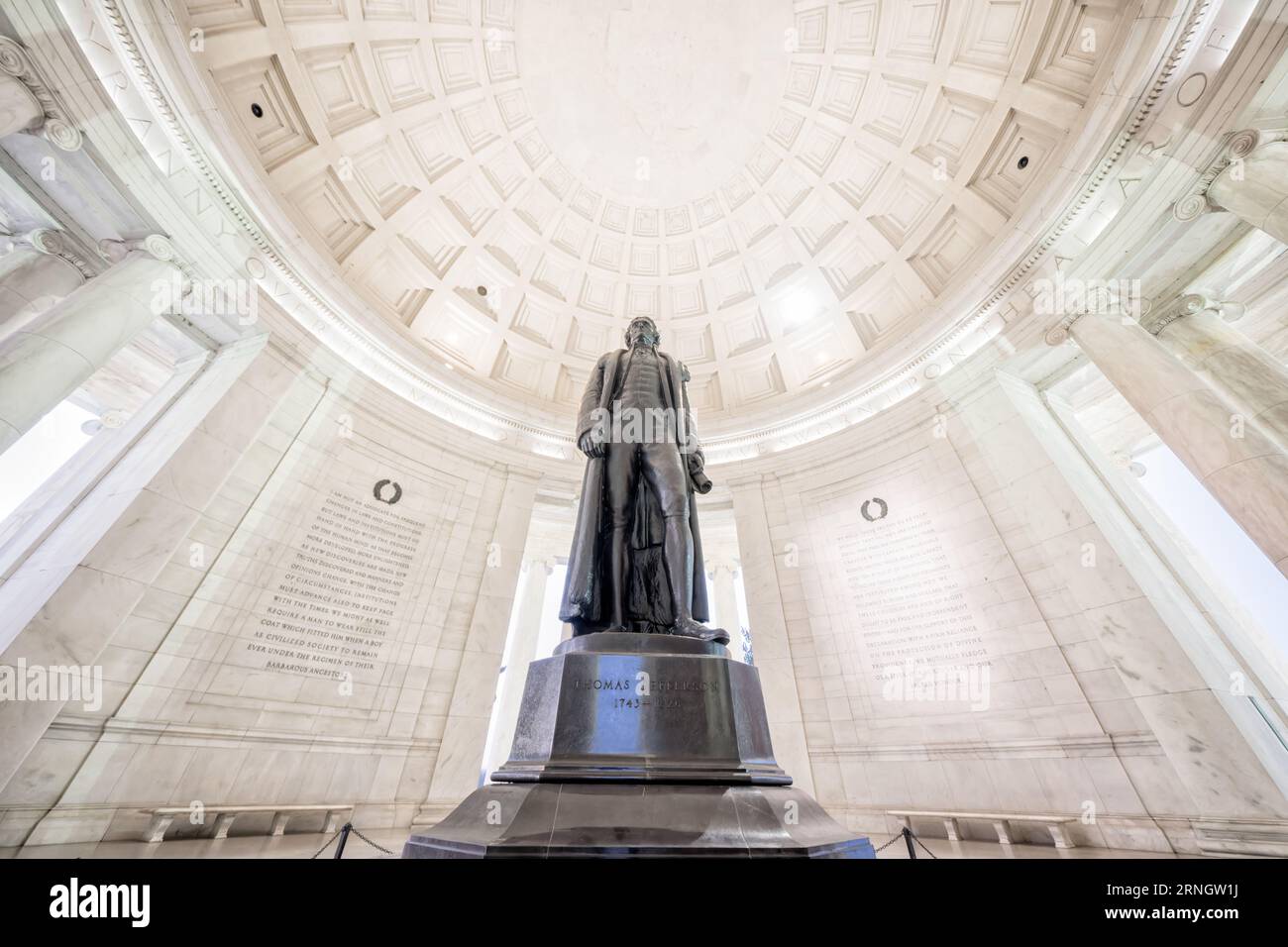 Jefferson Memorial Thomas Jefferson Statue Washington DC // WASHINGTON DC — le Jefferson Memorial est un monument emblématique le long du Tidal Basin, dédié au troisième président des États-Unis, Thomas Jefferson. Il symbolise le respect et l'admiration de la nation pour le principal auteur de la Déclaration d'indépendance et sa vision de la démocratie. Banque D'Images Jefferson Memorial Thomas Jefferson Statue Washington DC // WASHINGTON DC — le Jefferson Memorial est un monument emblématique le long du Tidal Basin, dédié au troisième président des États-Unis, Thomas Jefferson. Il symbolise le respect et l'admiration de la nation pour le principal auteur de la Déclaration d'indépendance et sa vision de la démocratie. Banque D'Images