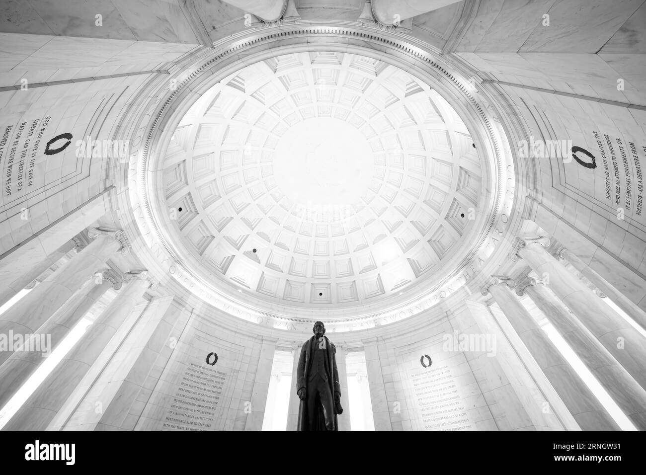 Intérieur du Jefferson Memorial, East Potomac Park. Photographie en noir et blanc montrant le dôme, les colonnes et la statue de Thomas Jefferson. Banque D'Images