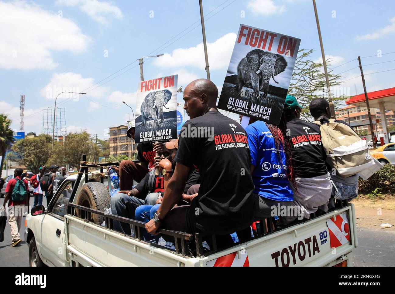 (161015) -- NAIROBI, le 15 octobre 2016 -- des résidents kenyans participent à la Marche mondiale pour les éléphants, les rhinocéros et les lions à Nairobi, capitale du Kenya, le 15 octobre 2016. Environ 2 000 personnes ont participé à la Marche mondiale pour galvaniser le soutien à la protection des éléphants, des rhinocéros et des lions qui sont confrontés à de graves menaces comme le braconnage et l'épuisement de leurs habitats à Nairobi samedi. (zy) KENYA-NAIROBI-MARCH-WILDLIFE CONSERVATION PanxSiwei PUBLICATIONxNOTxINxCHN 161015 Nairobi OCT 15 2016 des résidents kenyans participent à la Marche mondiale pour les éléphants rhinocéros et lions à Nairobi capitale du Kenya OCT Banque D'Images