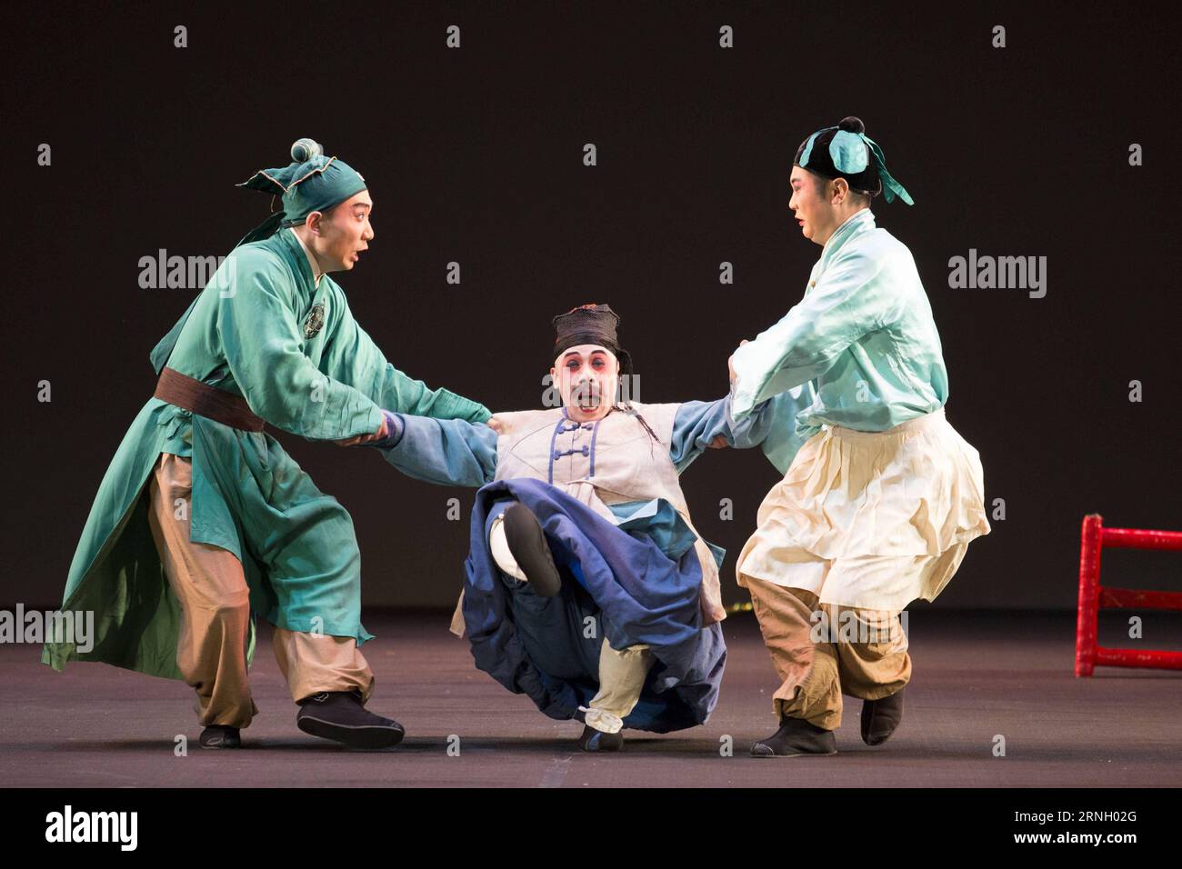 GUANAJUATO, le 17 octobre 2016 -- des acteurs de l'Opéra de Pékin jouent pendant la pièce Don Quichotte, errant Knigh à Guanajuato, Mexique, le 17 octobre 2016. Des artistes de l'Opéra de Pékin de la province chinoise du Guizhou présentent une pièce basée sur l'œuvre la plus célèbre de l'écrivain espagnol Miguel de Cervantes Saavedra lundi lors du 44e Festival international de Cervantino.Leopoldo Smith Murill) (dtf) MEXICO-GUANAJUATO-CHINA-CULTURE-EVENT LEOPOLDOXSMITHxMURILLO PUBLICATIONxNOTxINxCHN Guanajuato OCT 17 2016 les acteurs de l'Opéra de Pékin jouent pendant la pièce Don Quichotte errant Knigh à Guanajuato Mexique LE 17 2016 octobre Beijing Op Banque D'Images
