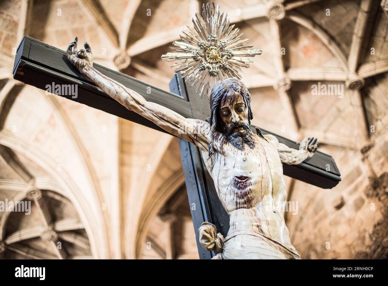 Mosteiro dos Jerónimos Crucifixion sculpture Belem Portugal // BELEM, Portugal — sculpture représentant la crucifixion dans le Mosteiro dos Jerónimos, l'un des monuments religieux et architecturaux les plus importants du Portugal. Le monastère, officiellement connu sous le nom de Monastère des Hiéronymites, a été construit au XVIe siècle pendant l'âge portugais de la découverte. Situé dans le quartier de Belém à Lisbonne, le monastère est réputé pour son style architectural manuélin et sert de dernier lieu de repos de l'explorateur Vasco da Gama. Le monastère a été désigné site du patrimoine mondial de l'UNESCO Banque D'Images