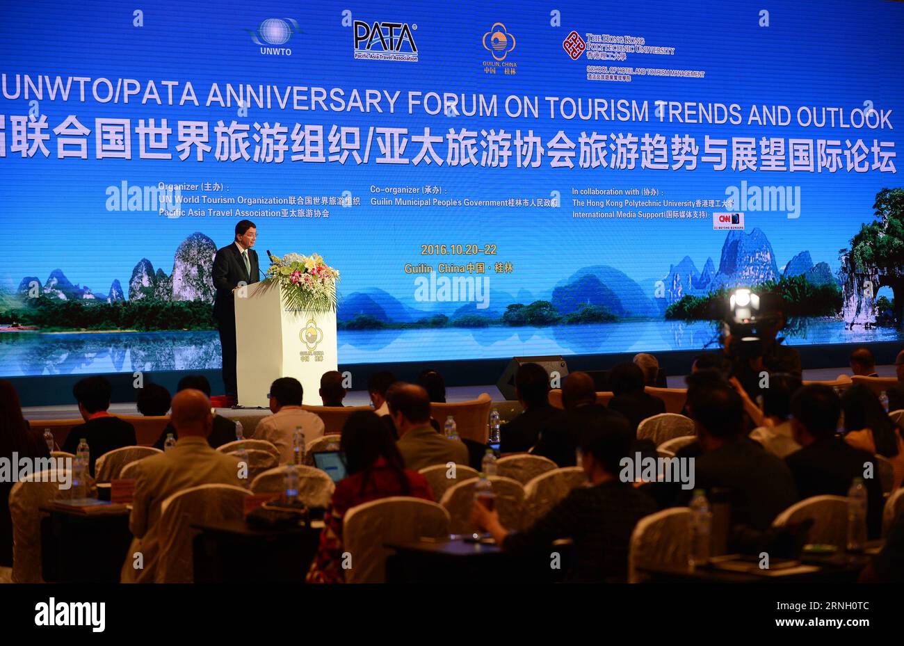 (161020) -- GUILIN, 20 octobre 2016 -- Taleb Rifai, secrétaire général de l'Organisation mondiale du tourisme des Nations Unies (OMT), s'adresse au 10e Forum anniversaire de l'OMT/PATA sur les tendances et perspectives du tourisme à Guilin, dans la région autonome de Guangxi Zhuang, dans le sud de la Chine, le 20 octobre 2016. Le forum a débuté ici jeudi. ) (zkr) CHINA-GUANGXI-TOURISM-FORUM(CN) WangxQuanchao PUBLICATIONxNOTxINxCHN Guilin OCT 20 2016 Taleb Rifai Secrétaire général de l'Organisation mondiale du tourisme l'OMT s'adresse au 10e Forum anniversaire de l'OMT PATA SUR LES tendances et perspectives du tourisme à Guilin South China S Guangxi Zhuang Autonom Banque D'Images