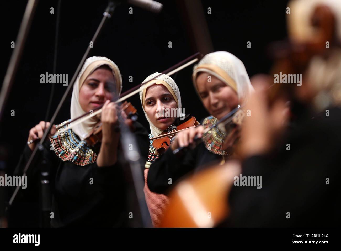 (161022) -- LE CAIRE, 22 octobre 2016 -- des musiciennes de l'Orchestre de chambre Al-Nour Wal Amal (lumière et espoir) se produisent à l'Opéra du Caire, en Égypte, le 21 octobre 2016. L Orchestre de chambre Al-Nour Wal Amal (lumière et espoir), composé de quelque 40 musiciennes malvoyantes et complètement aveugles, a joué vendredi dans la maison de musique la plus élite d Egypte. ) ÉGYPTE-CAIRE-AVEUGLES FEMMES-CHAMBRE ORCHESTRA-PERFORMANCE AhmedxGomaa PUBLICATIONxNOTxINxCHN le Caire OCT 22 2016 des musiciennes de l'Orchestre de Chambre Al Nour Wal Amal lumière et espoir se produisent À l'Opéra du Caire Egypte SUR OCT Banque D'Images