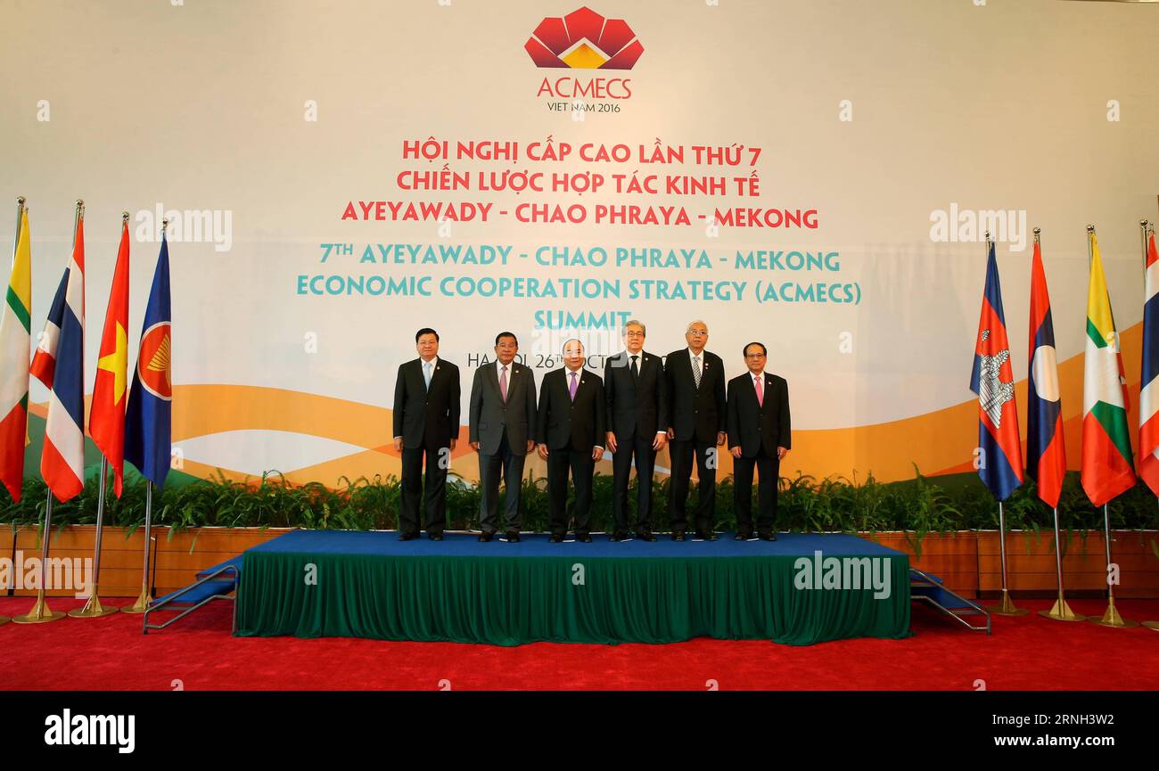 (161026) -- HANOI, 26 octobre 2016 -- (de gauche à droite) le Premier ministre lao Thongloun Sisoulith, le Premier ministre cambodgien Samdech Techo Hun Sèn, le Premier ministre vietnamien Nguyen Xuan Phuc, le Vice-Premier ministre thaïlandais Somkid Jatusripitak, le président du Myanmar U Htin Kyaw et le secrétaire général de l'Association des nations de l'Asie du Sud-est (ASEAN) le Luong Minh posent pour des photos de groupe avant le 7e sommet de coopération économique Ayeyawady-Chao Phraya-Mékong (ACMECS 7) à Hanoi, Vietnam, le 26 octobre 2016. L’ACMECS 7 et le 8e Sommet Cambodge-Laos-Myanmar-Vietnam (CLMV 8) se sont ouverts au Vietnam c Banque D'Images