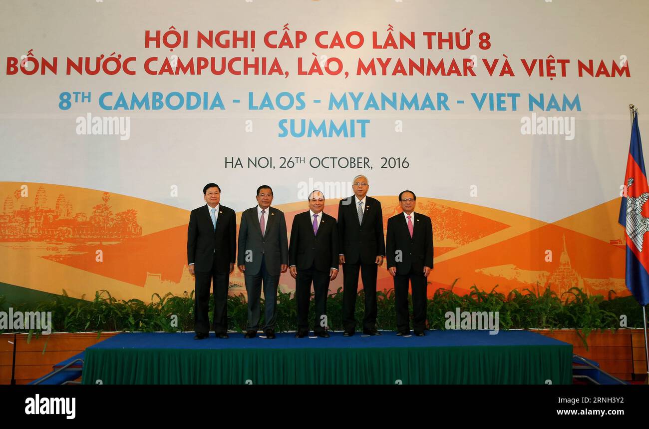 (161026) -- HANOI, 26 octobre 2016 -- (de gauche à droite) le Premier ministre lao Thongloun Sisoulith, le Premier ministre cambodgien Samdech Techo Hun Sen, le Premier ministre vietnamien Nguyen Xuan Phuc, le président du Myanmar U Htin Kyaw et le secrétaire général de l'Association des nations de l'Asie du Sud-est (ASEAN) le Luong Minh posent pour des photos de groupe avant le 8e sommet Cambodge-Laos-Myanmar-Vietnam (CLMV 8) à Hanoi, Vietnam, le 26 octobre 2016. Le 7e Sommet de coopération économique Ayeyawady-Chao Phraya-Mékong (ACMECS 7) et le CLMV 8 se sont ouverts mercredi dans la capitale vietnamienne. ) (ZHF) VIETNAM-HANOI-CLMV 8 VNA PUB Banque D'Images