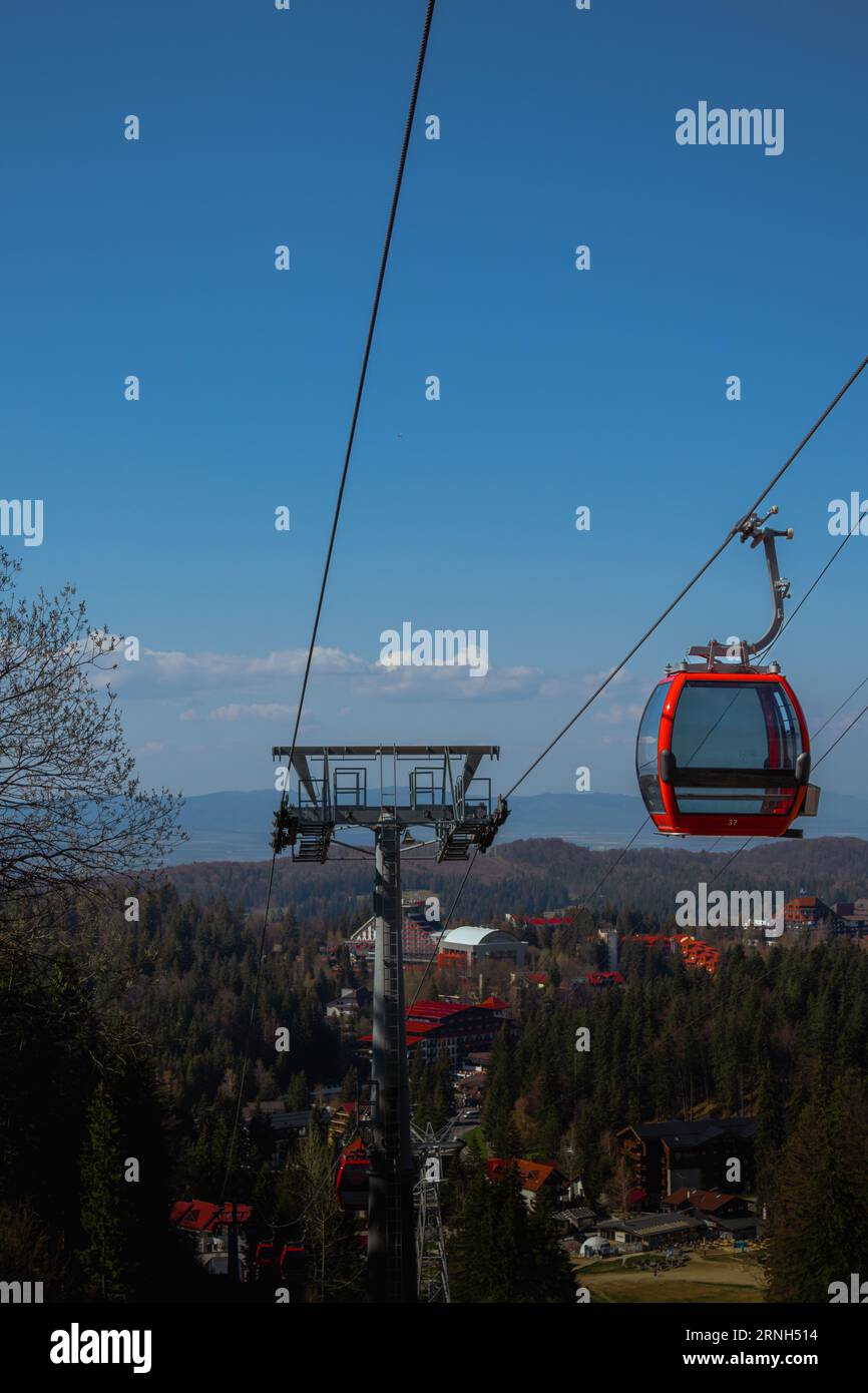 Le téléphérique jusqu'au sommet des montagnes. Postavarul Peak de Poiana Brasov Roumanie. Paysage vu du haut des montagnes Banque D'Images