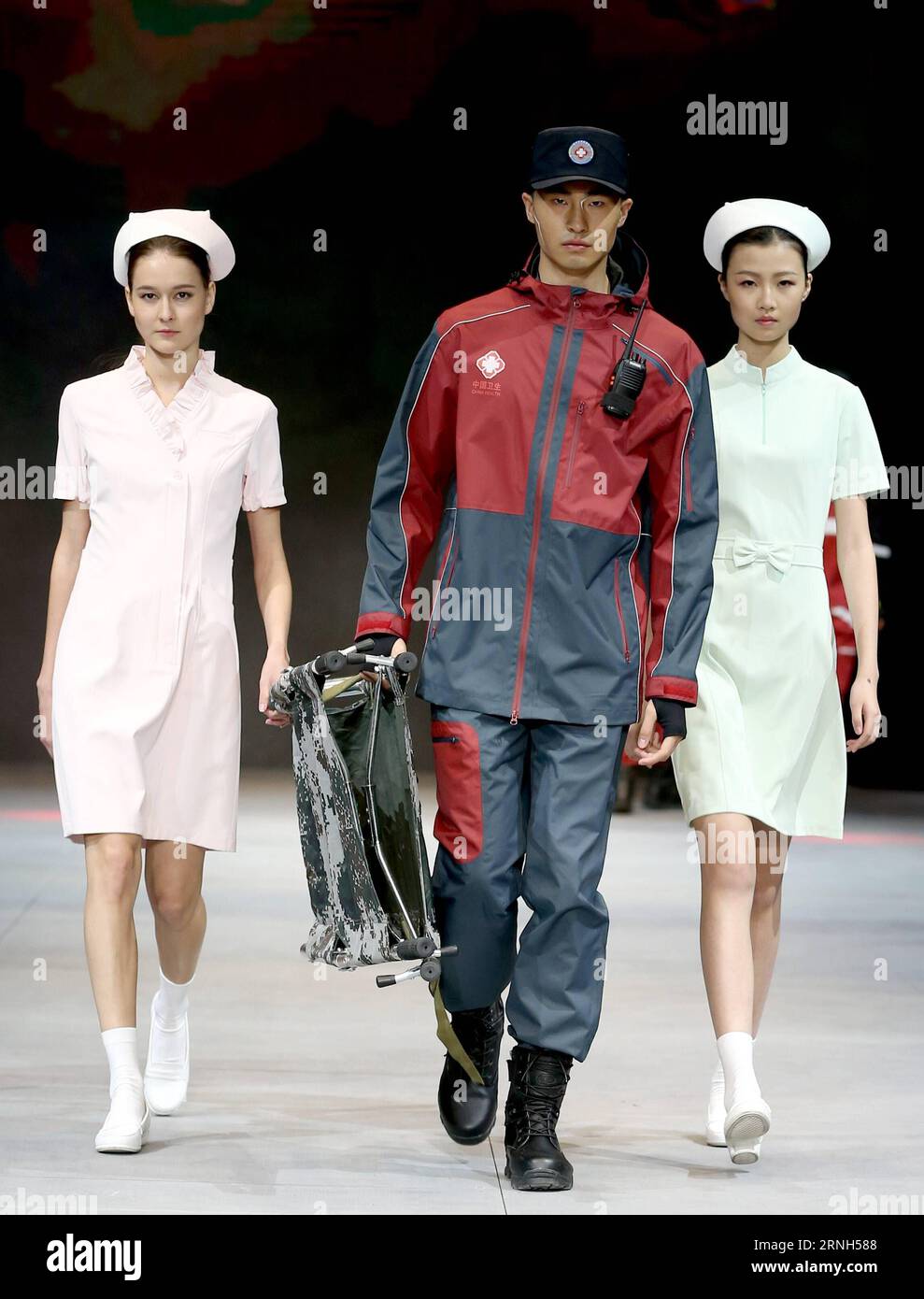 Les mannequins présentent des uniformes de protection de la marque SWOTO par le designer Liu Wei lors de la China Fashion week à Beijing, capitale de la Chine, le 28 octobre 2016. (Ry) CHINA-BEIJING-FASHION WEEK(CN) ChenxJianli PUBLICATIONxNOTxINxCHN les modèles présentent LES UNIFORMES DE protection de la marque par les designers Liu Wei pendant la semaine de la mode de la Chine à Beijing capitale de la Chine OCT 28 2016 Ry China Beijing Fashion week CN ChenxJianli PUBLICATIONxNOTxINxCHN Banque D'Images