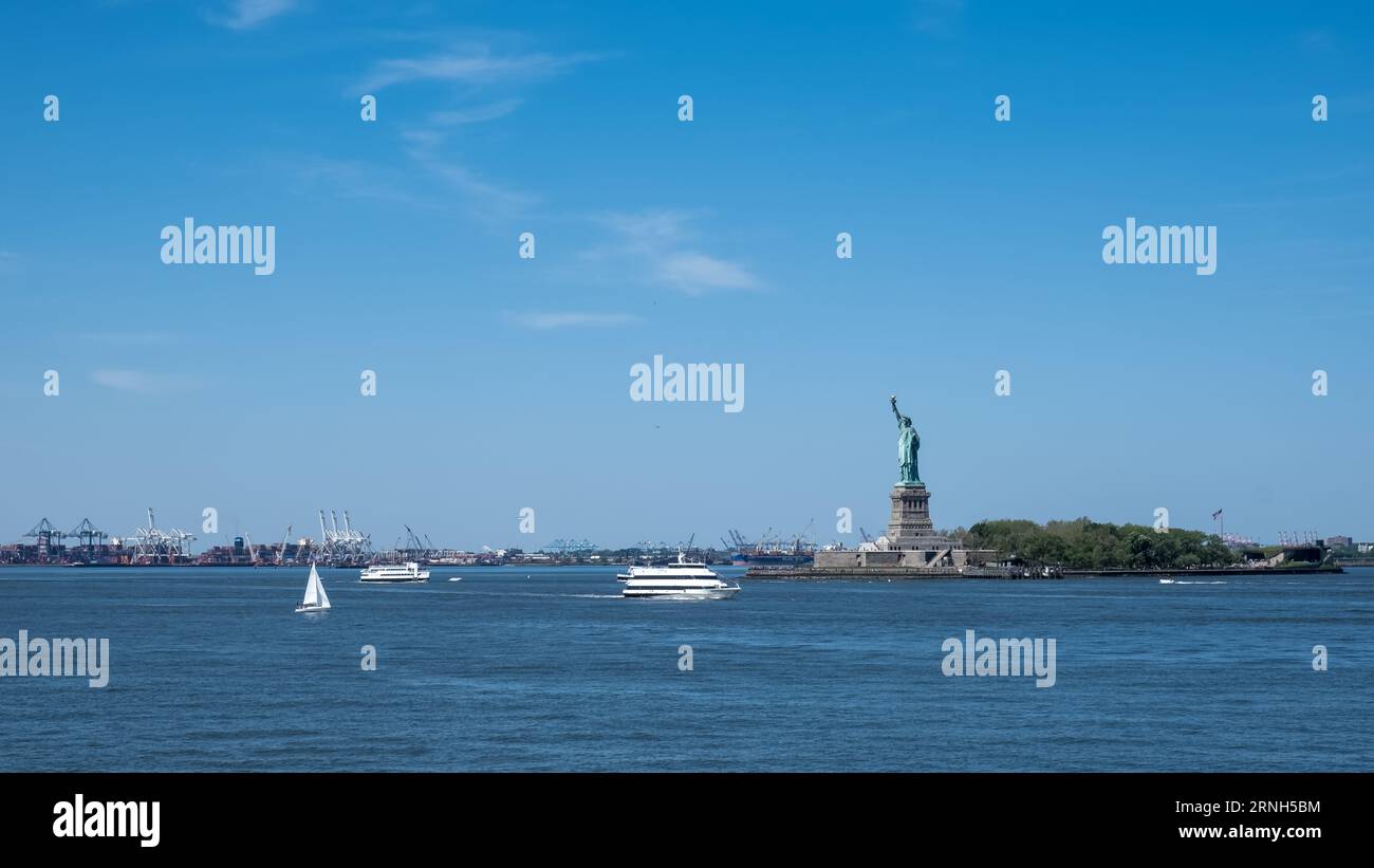 Vue de la Statue de la liberté, une sculpture néoclassique colossale sur Liberty Island dans le port de New York, aux États-Unis. Banque D'Images