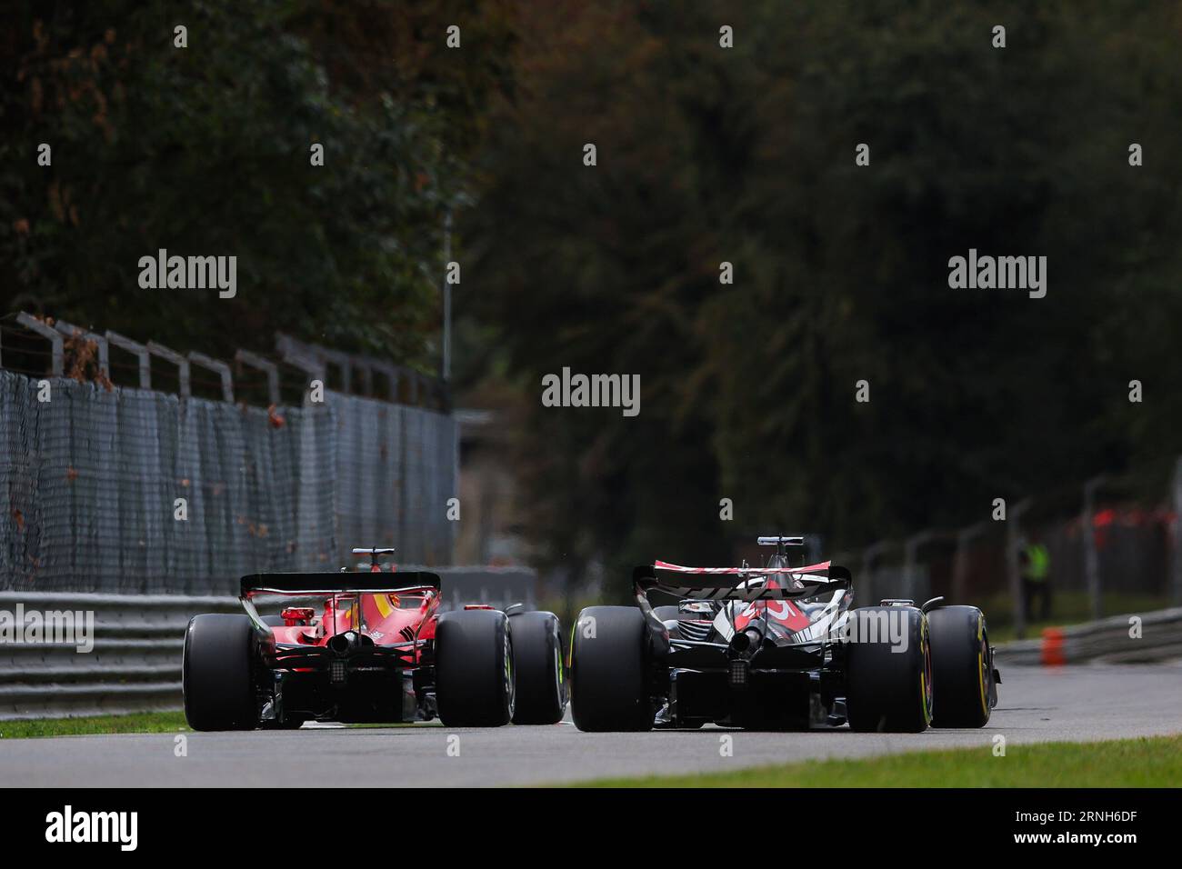 Monza, Italie. 1 septembre 2023. #16 Charles Leclerc (MCO, Scuderia Ferrari), #20 Kevin Magnussen (DNK, MoneyGram Haas F1 Team), Grand Prix F1 d'Italie à l'Autodromo Nazionale Monza le 1 septembre 2023 à Monza, Italie. (Photo de HIGH TWO) crédit : dpa/Alamy Live News Banque D'Images
