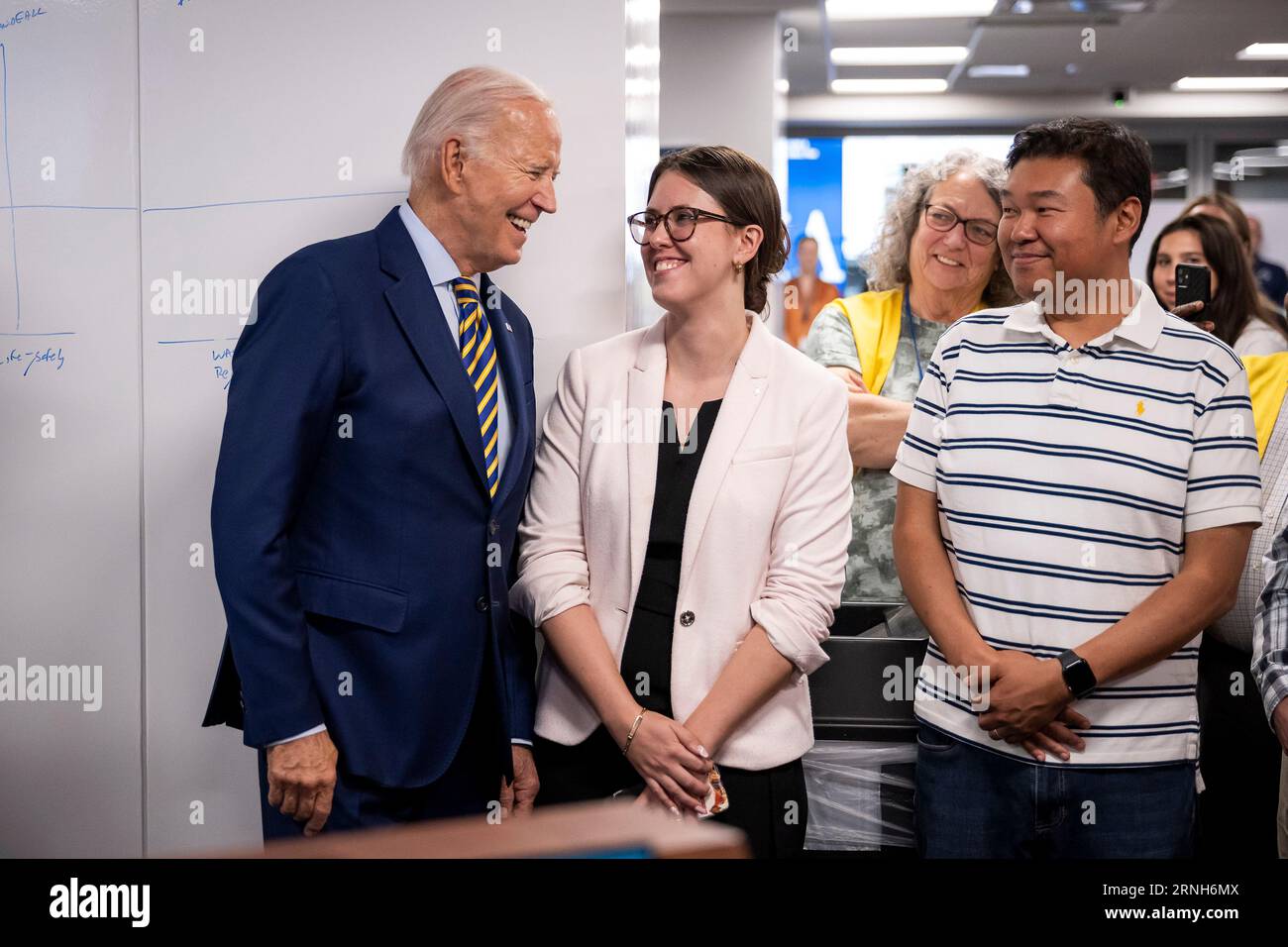 Washington, États-Unis. 31 août 2023. Le président américain Joe Biden, à gauche, remercie le personnel lors d'une visite au siège de la Federal Emergency Management Agency après l'ouragan Idalia, le 31 août 2023 à Washington, DC Credit : Tia Dufour/Homeland Security/Alamy Live News Banque D'Images