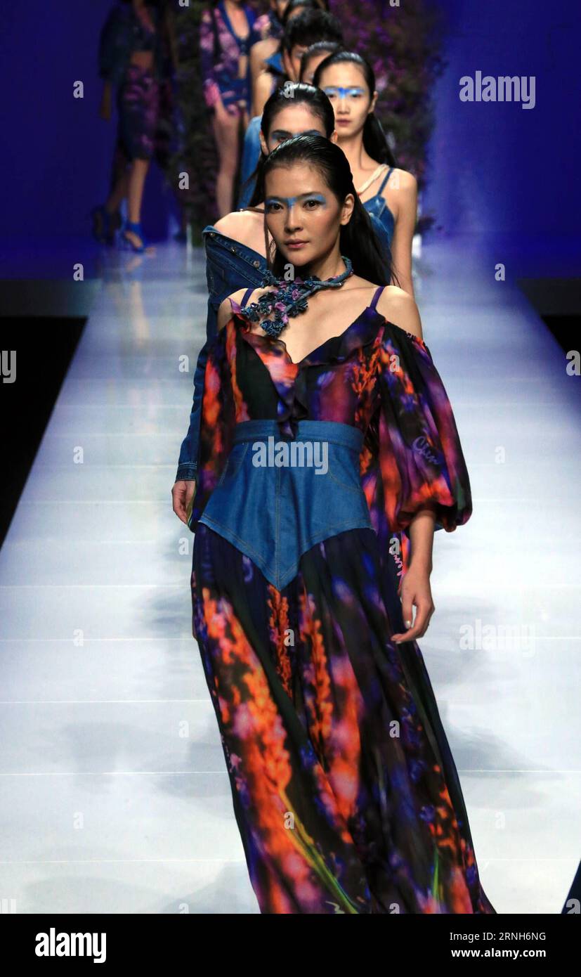 (161031) -- BEIJING, 30 octobre 2016 -- des mannequins présentent des créations de la marque D nim lors de la China Fashion week à Beijing, capitale de la Chine, le 30 octobre 2016.) (wf) CHINA-BEIJING-FASHION WEEK (CN) LixMingFang PUBLICATIONxNOTxINxCHN Beijing OCT 30 2016 modèles présentent des créations de la marque D NIM pendant la China Fashion week à Beijing capitale de la Chine OCT 30 2016 WF China Beijing Fashion week CN LixMingfang PUBLICATIONxNOTxINxCHN Banque D'Images