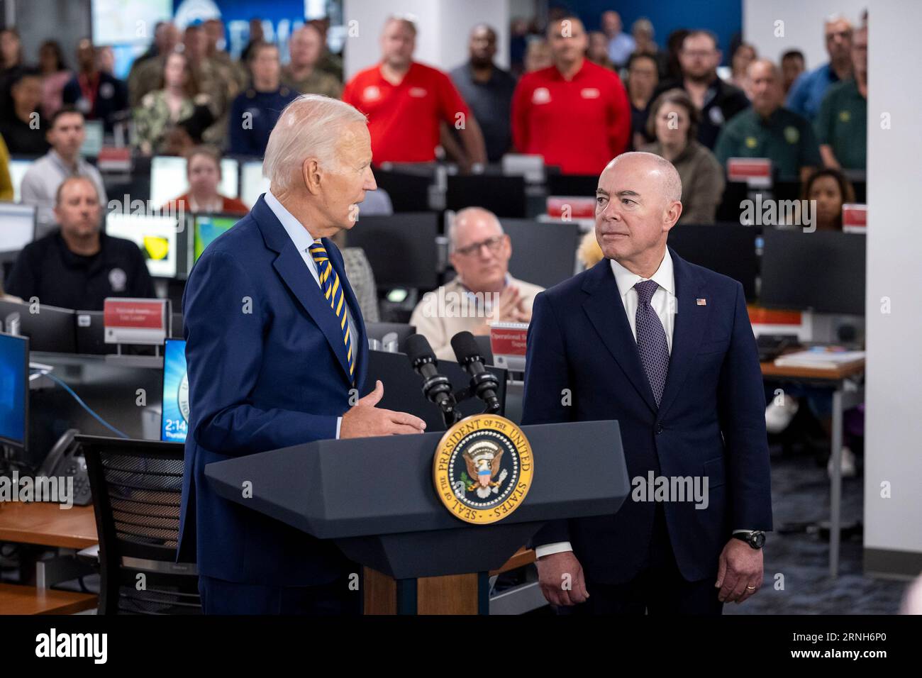 Washington, États-Unis. 31 août 2023. Le président américain Joe Biden, à gauche, accompagné du secrétaire à la sécurité intérieure Alejandro Mayorkas, à droite, prononce une allocution lors d’une visite au siège de la Federal Emergency Management Agency pour remercier le personnel de sa réponse aux incendies de forêt à Maui et à l’ouragan Idalia, le 31 août 2023 à Washington, DC crédit : TIA Dufour/Homeland Security/Alamy Live News Banque D'Images