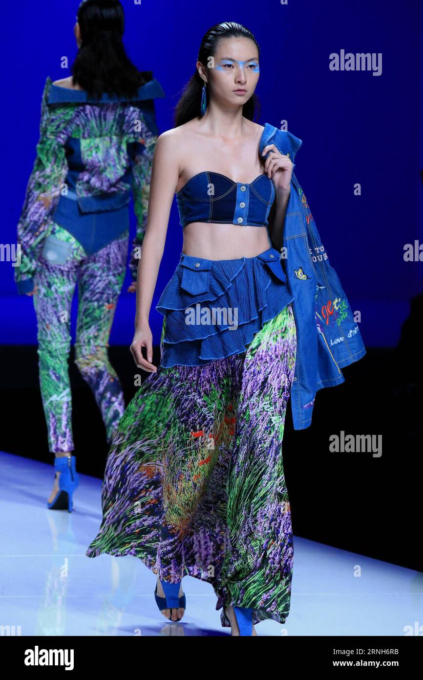 (161031) -- BEIJING, 30 octobre 2016 -- des mannequins présentent des créations de la marque D nim lors de la China Fashion week à Beijing, capitale de la Chine, le 30 octobre 2016.) (wf) CHINA-BEIJING-FASHION WEEK (CN) LixMingFang PUBLICATIONxNOTxINxCHN Beijing OCT 30 2016 modèles présentent des créations de la marque D NIM pendant la China Fashion week à Beijing capitale de la Chine OCT 30 2016 WF China Beijing Fashion week CN LixMingfang PUBLICATIONxNOTxINxCHN Banque D'Images