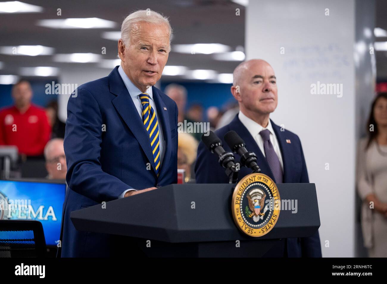 Washington, États-Unis. 31 août 2023. Le président américain Joe Biden, à gauche, accompagné du secrétaire à la sécurité intérieure Alejandro Mayorkas, à droite, prononce une allocution lors d’une visite au siège de la Federal Emergency Management Agency pour remercier le personnel de sa réponse aux incendies de forêt à Maui et à l’ouragan Idalia, le 31 août 2023 à Washington, DC crédit : TIA Dufour/Homeland Security/Alamy Live News Banque D'Images