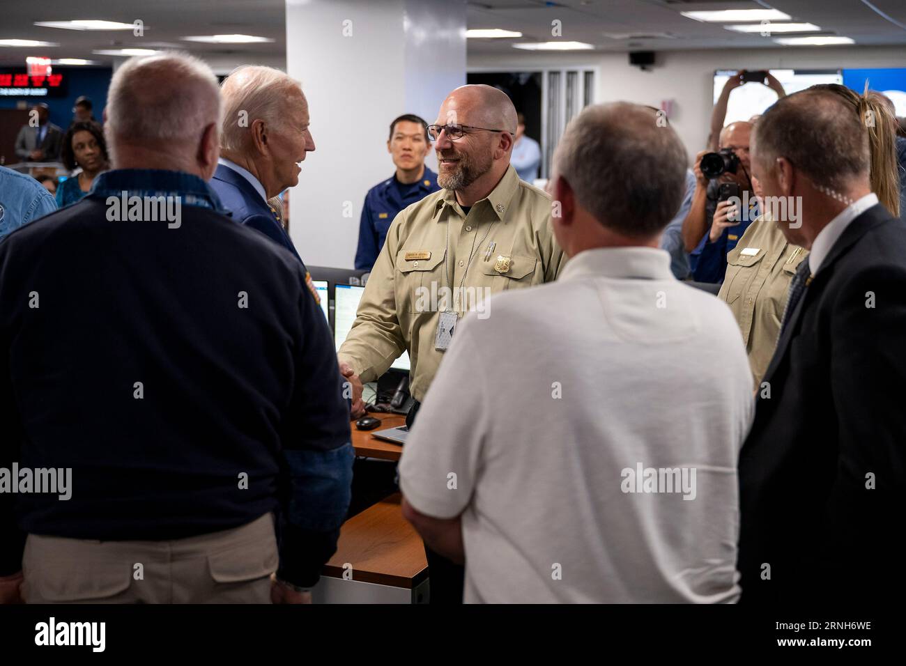 Washington, États-Unis. 31 août 2023. Le président américain Joe Biden, centre, remercie le personnel lors d'une visite au siège de l'Agence fédérale de gestion des urgences après l'ouragan Idalia, le 31 août 2023 à Washington, DC Credit : Tia Dufour/Homeland Security/Alamy Live News Banque D'Images