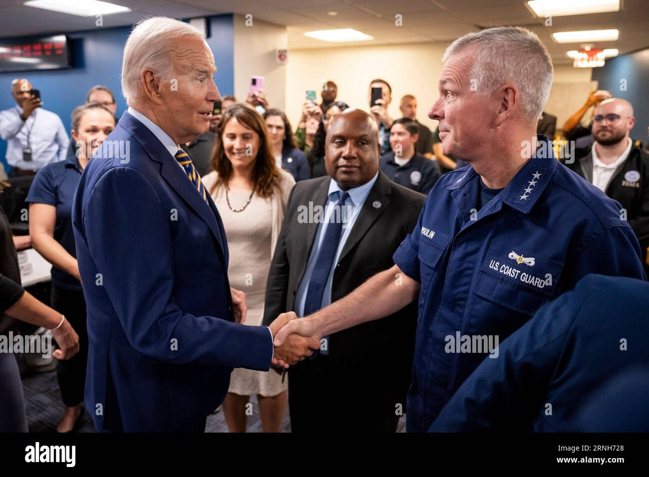 Washington, États-Unis. 31 août 2023. Le président américain Joe Biden, à gauche, remercie le vice-commandant de la Garde côtière américaine, l'amiral Steven Poulin, lors d'une visite au siège de la Federal Emergency Management Agency après l'ouragan Idalia, le 31 août 2023 à Washington, DC crédit : Tia Dufour/Homeland Security/Alamy Live News Banque D'Images