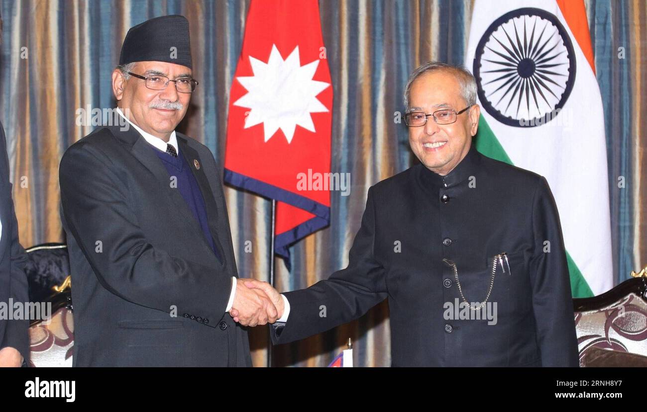 (161103) -- KATMANDOU, le 2 novembre 2016 -- le président indien Pranab Mukherjee (à droite) serre la main du Premier ministre népalais Pushpa Kamal Dahal lors d'une réunion à Katmandou, capitale du Népal, le 2 novembre 2016. Le président indien Pranab Mukherjee est arrivé mercredi à Katmandou pour une visite d’État de trois jours au Népal à l’invitation de son homologue népalais Bidhya Devi Bhandari. (lrz) NÉPAL-KATMANDOU-PRÉSIDENT INDIEN-VISITE PradeepxRajxOnta PUBLICATIONxNOTxINxCHN Katmandou novembre 2 2016 le Président indien Pranab Mukherjee serre la main du Premier ministre népalais Pushpa Kamal Dahal lors d'une réunion à Kath Banque D'Images