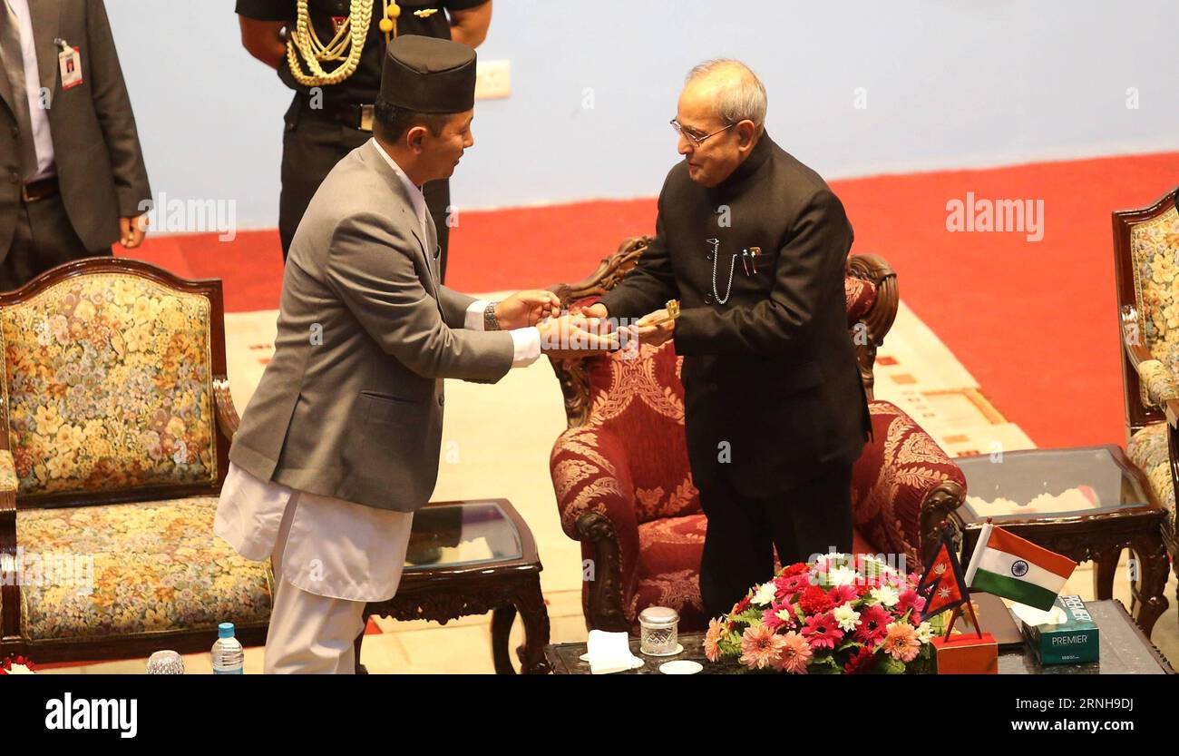(161103) -- KATMANDOU, 3 novembre 2016 -- le président indien Pranab Mukherjee (à droite) reçoit la clé de la ville de Katmandou de Rudra Singh Tamang, PDG de Katmandou Metropolitan City (KMC) lors d'une réception civique organisée pour féliciter le président en visite par Katmandou Metropolitan City à Katmandou, capitale du Népal, le 3 novembre 2016. Le président indien Pranab Mukherjee est arrivé mercredi à Katmandou pour une visite d’État de trois jours au Népal à l’invitation de son homologue népalais Bidhya Devi Bhandari. )(sxk) NÉPAL-KATMANDOU-VISITE DU PRÉSIDENT INDIEN-RÉCEPTION CIVIQUE SunilxSharma PUBLICATIONxNOTxINxCHN Ka Banque D'Images