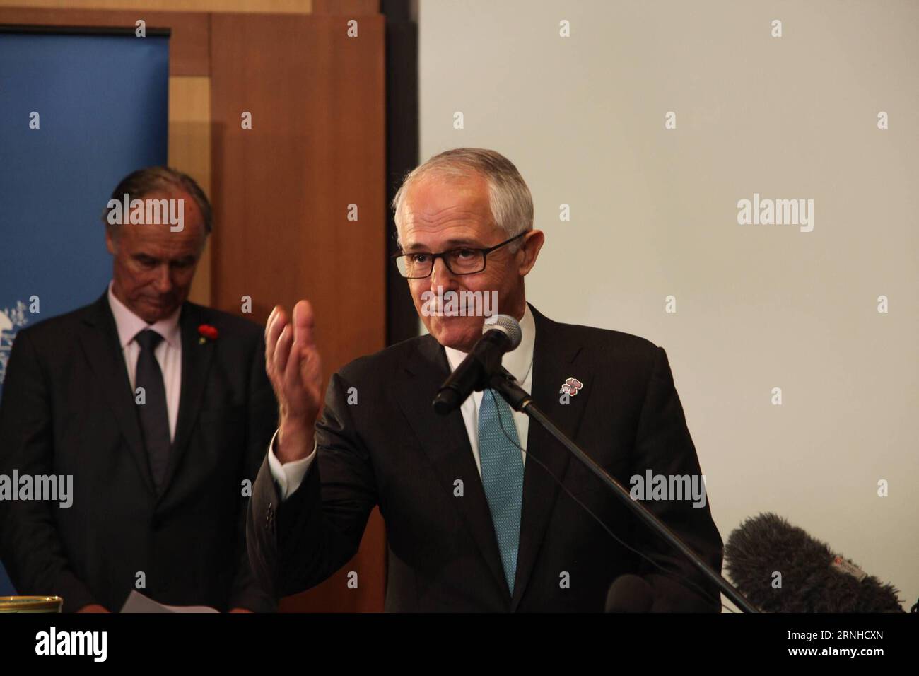 (161110) -- CANBERRA, le 10 novembre 2016 -- le Premier ministre australien Malcolm Turnbull prononce une allocution lors de la cérémonie d'ouverture de la compétition internationale de tennis de table Hyundai Bennelong Cup 2016 à Canberra, en Australie, le 10 novembre 2016. Un événement annuel de tennis de table a eu lieu jeudi dans la Grande salle du Parlement australien, visant à promouvoir la diversité culturelle dans les communautés locales et à célébrer la diplomatie sportive australienne. (SP)AUSTRALIE-CANBERRA-HYUNDAI BENNELONG CUP-TABLE TENNIS XuxHaijing PUBLICATIONxNOTxINxCHN Canberra novembre 10 2016 Premier ministre australien Malcolm Turnbull Banque D'Images