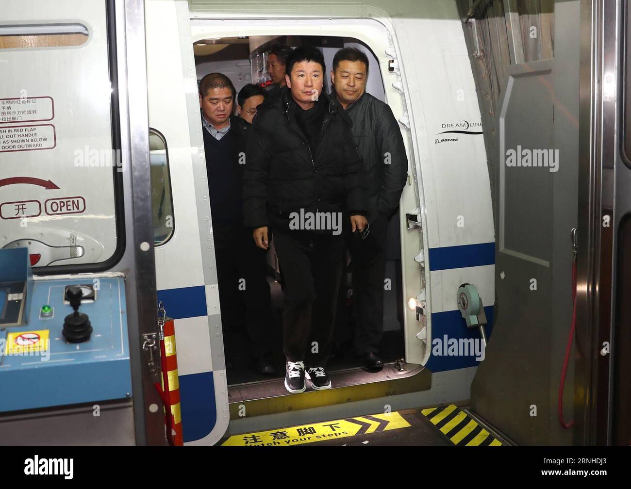 (161112) -- PÉKIN, 12 novembre 2016 -- Yan Yongming (Front), un fugitif de greffon qui était en fuite depuis 15 ans, arrive à l'aéroport international Capital de Pékin, capitale de la Chine, le 12 novembre 2016. Yan est retourné en Chine samedi pour se rendre. Yan, 47 ans, ancien président de la société pharmaceutique Tonghua Golden-Horse dans la province de Jilin, au nord-est de la Chine, se cachait en Australie et en Nouvelle-Zélande depuis novembre 2001. Il avait fui la Chine après avoir été accusé de détournement de fonds, a déclaré la Commission centrale pour l'inspection disciplinaire (CCDI). Il a été numéro cinq du top 100 de la Chine Banque D'Images