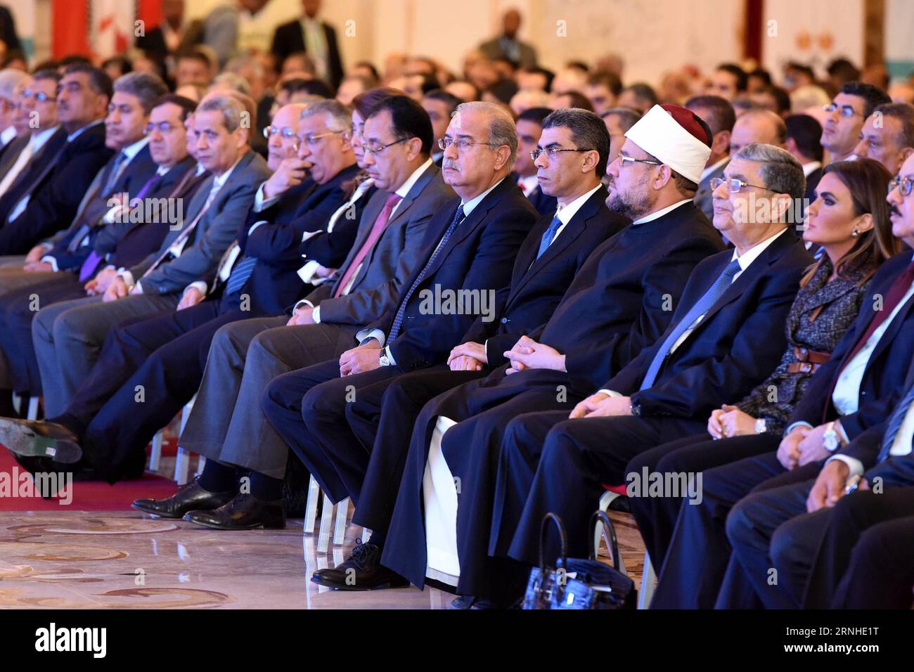 Le Premier ministre égyptien Sherif Ismail (6e R) assiste à la première session d’une conférence économique de trois jours, à laquelle ont participé plusieurs ministres ainsi que des centaines d’économistes et d’hommes d’affaires, au Caire, en Égypte, le 12 novembre 2016. Il y a une atmosphère d'optimisme au sujet de l'économie égyptienne que le Fonds monétaire international a approuvé un prêt de 12 milliards de dollars américains à l'Egypte et Standard and Poors a révisé ses perspectives de crédit souverain de négatif à stable, Sherif Ismail a déclaré ici samedi. (zc) ÉGYPTE-CAIRE-ÉCONOMIE-CONFÉRENCE ZhaoxDingzhe PUBLICATIONxNOTxINxCHN Premier Ministe égyptien Banque D'Images