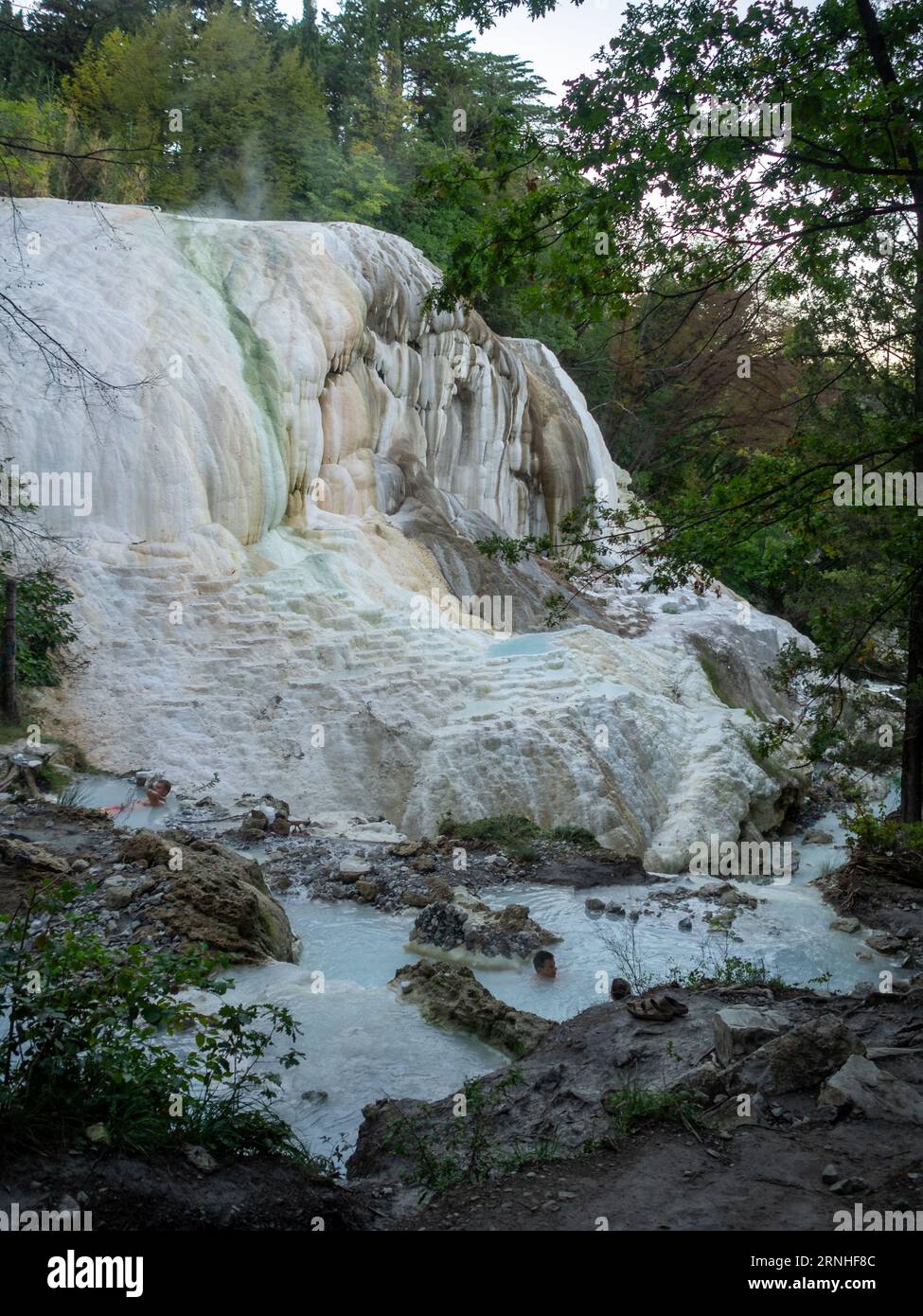 Bagni San Filippo source chaude avec le bassin d'eau à la base de la formation de carbonate de calcium Banque D'Images