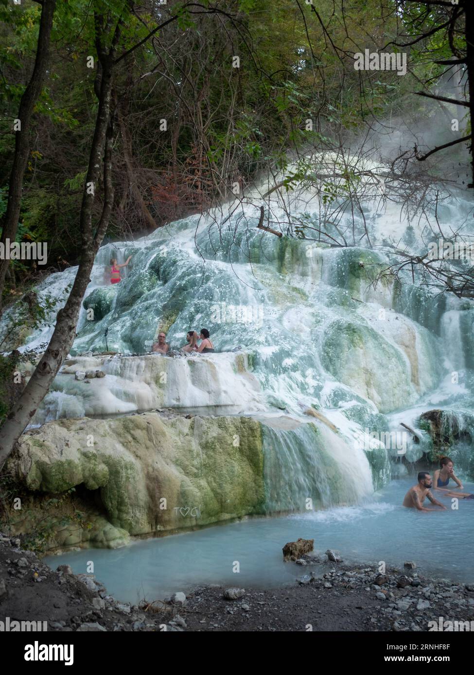 Bagni San Filippo source chaude avec le bassin d'eau à la base de la formation de carbonate de calcium Banque D'Images