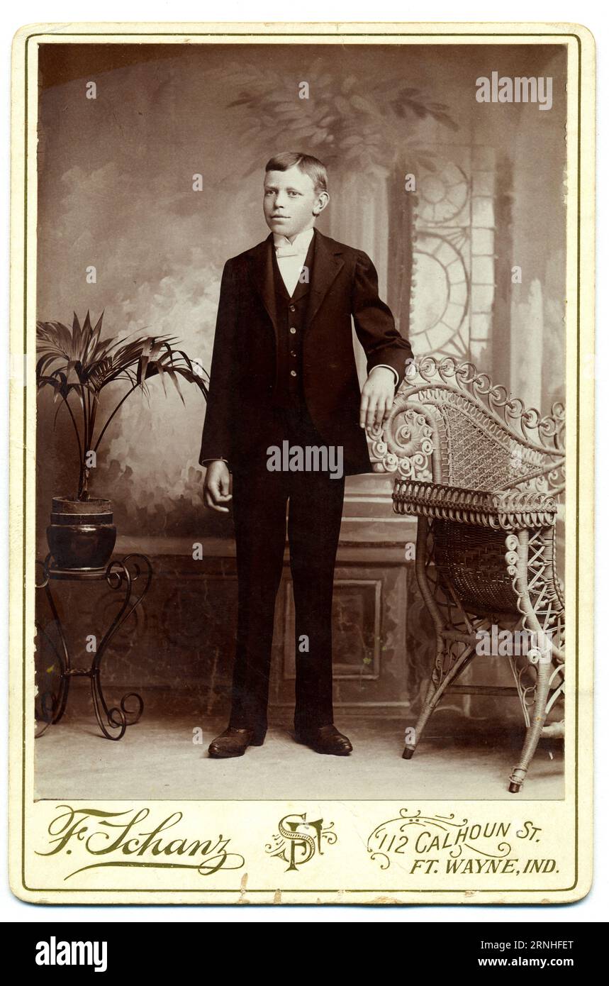 Une photographie de carte de cabinet d'environ 1890 d'un jeune homme américain bien habillé du studio de photographie de F. Schanz, fort Wayne, Indiana. Banque D'Images