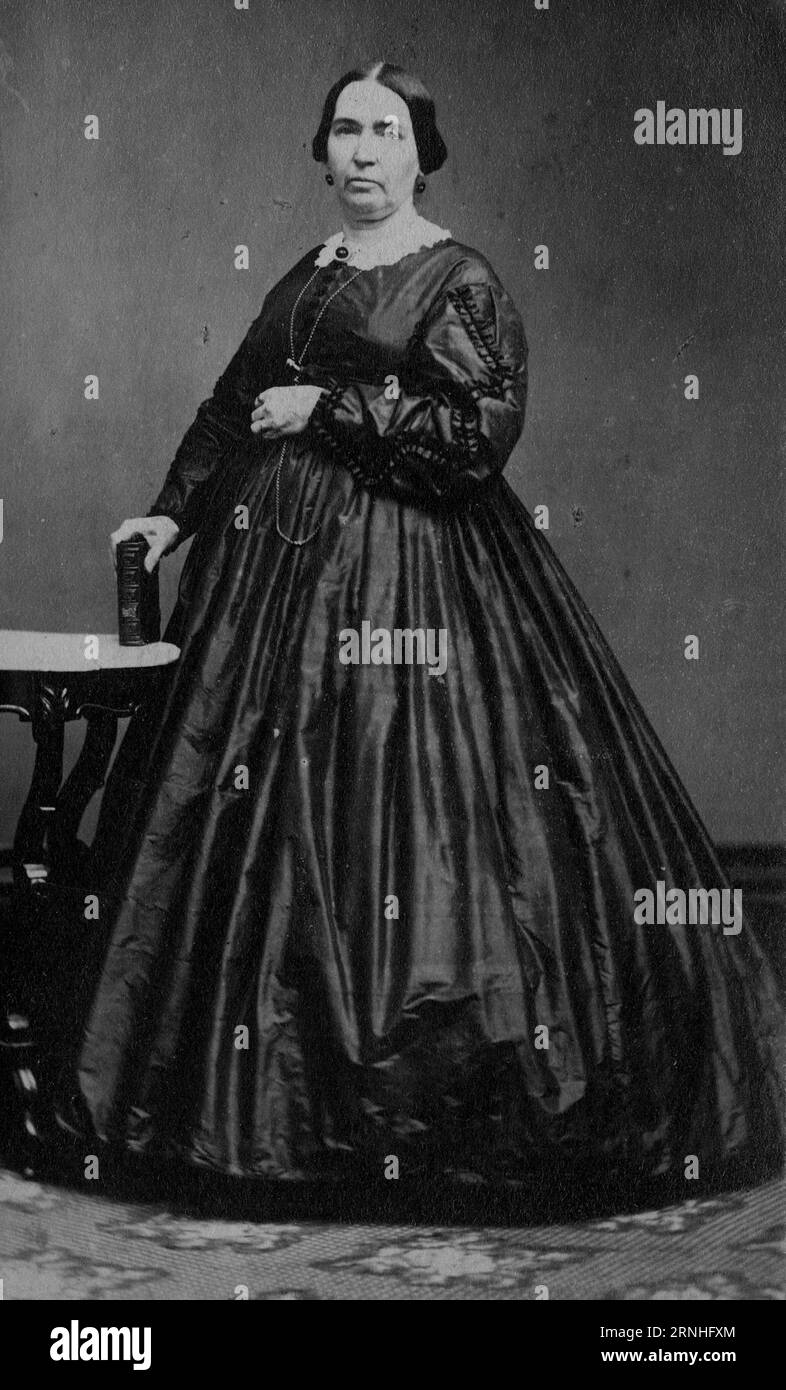 Une carte de visite photographie du 19e siècle d'une femme américaine portant une robe à jupe complète, à la mode dans les années 1860 Banque D'Images