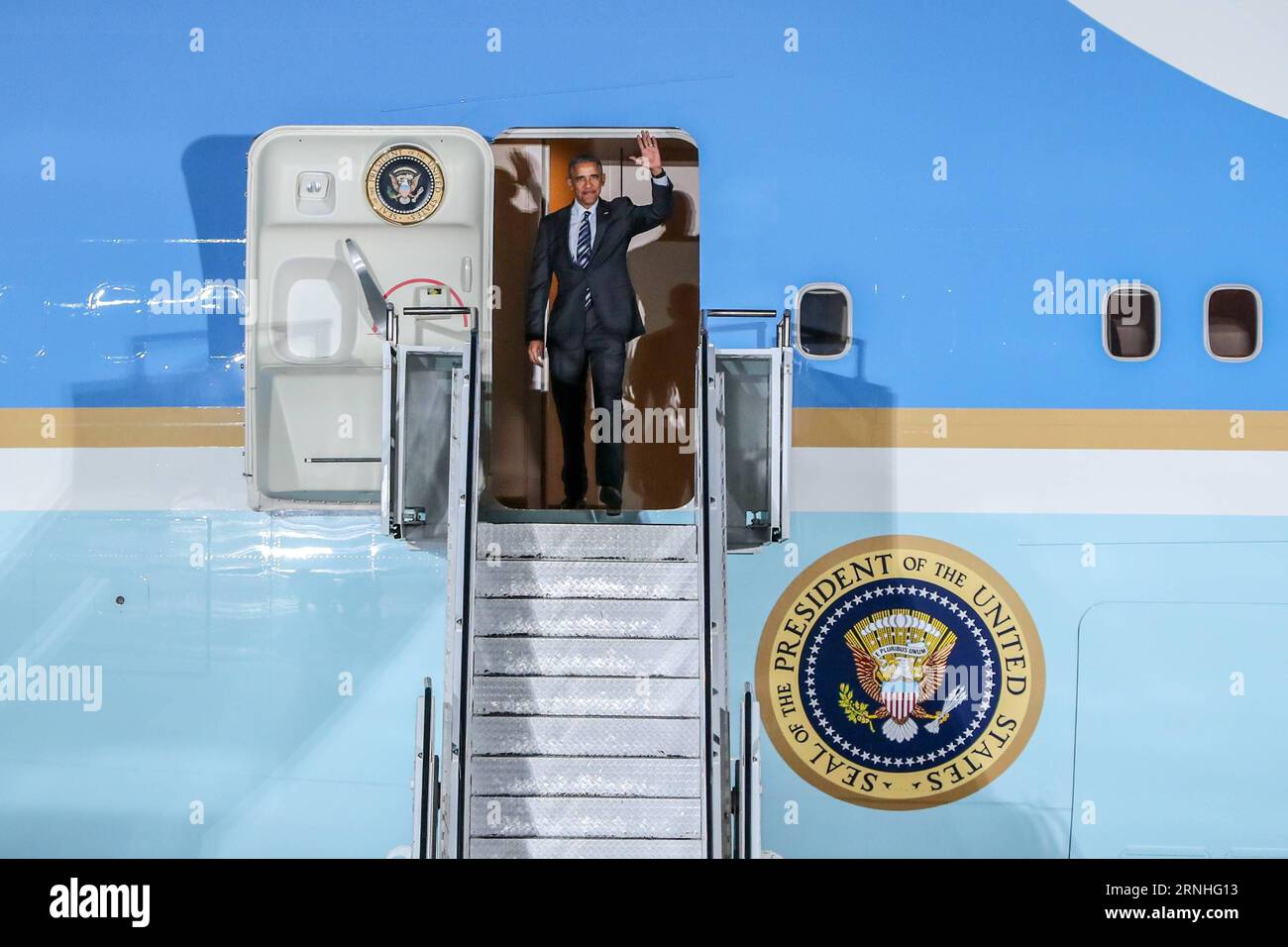 US-Präsident Obama zu Gast in Berlin - Ankunft auf dem Flughafen Berlin-Tegel (161116) -- BERLIN, Nov. 16, 2016 -- U.S. President Barack Obama waves as he arrives at Tegel Airport in Berlin, capital of Germany, on Nov. 16, 2016. U.S. President Barack Obama arrived in Berlin on Wednesday and will meet German Chancellor Angela Merkel on Thursday.) GERMANY-BERLIN-U.S.-OBAMA-ARRIVAL ShanxYuqi PUBLICATIONxNOTxINxCHN   U.S. President Obama to Guest in Berlin Arrival on the Airport Berlin Tegel  Berlin Nov 16 2016 U S President Barack Obama Waves As he arrives AT Tegel Airport in Berlin Capital of Ge Banque D'Images
